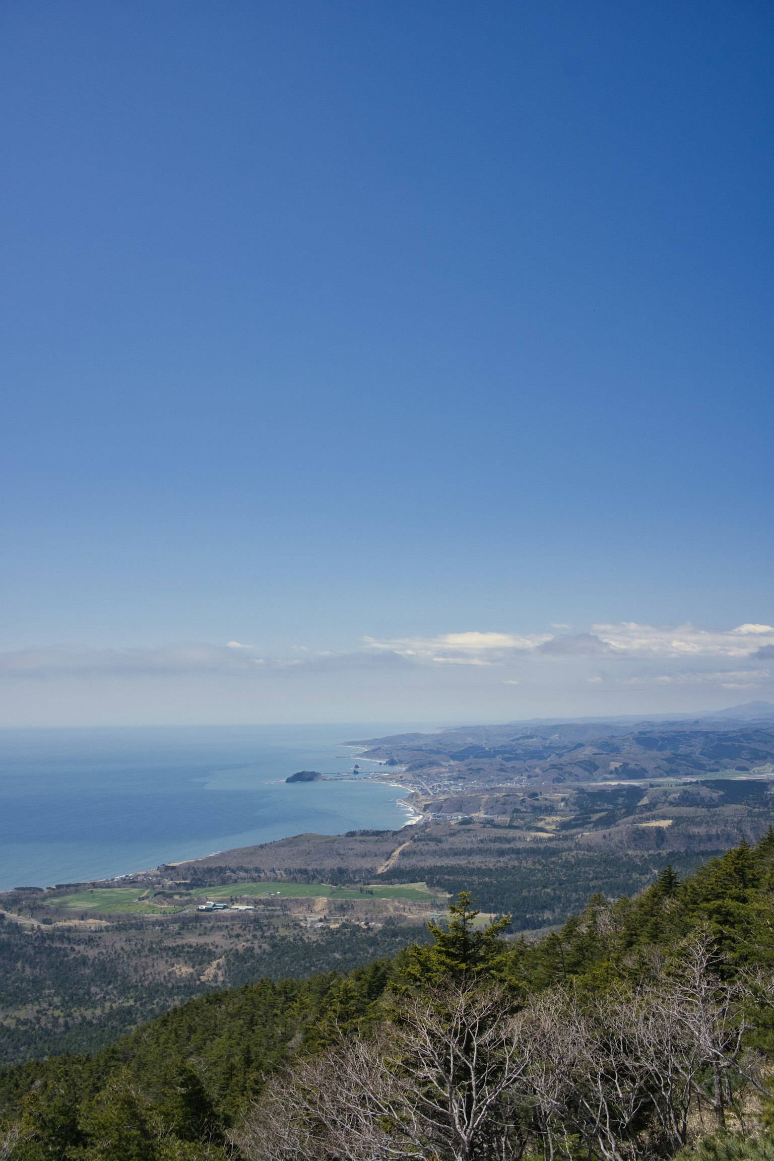 Malersicher Küstenblick mit blauem Himmel und Ozean