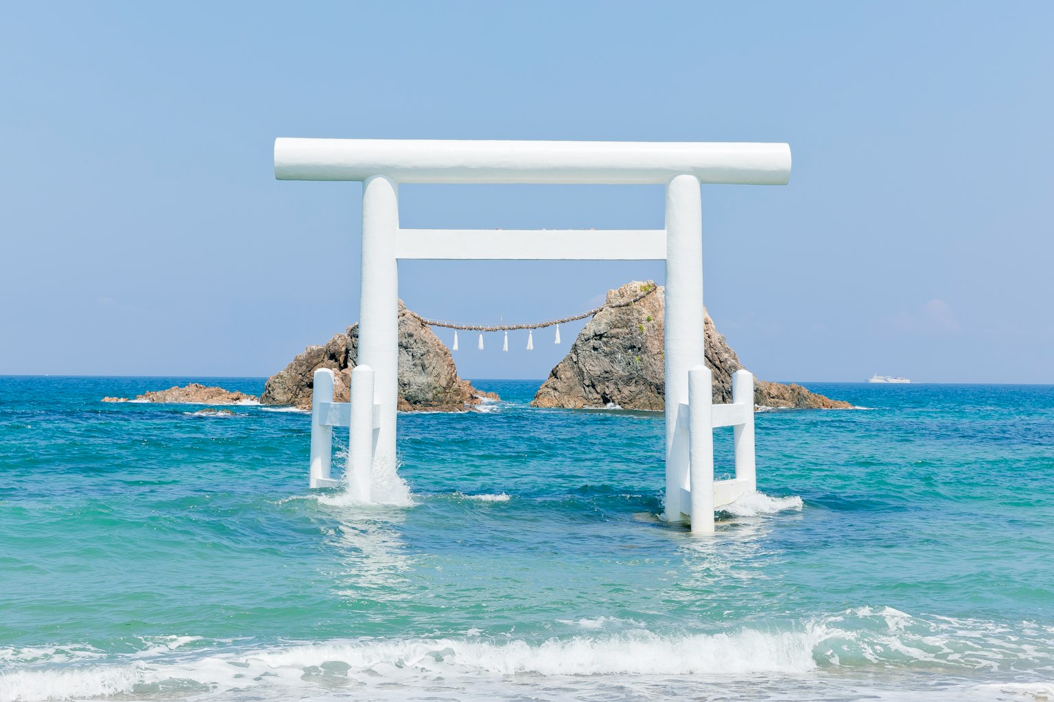 海中白色鸟居与背景岩石