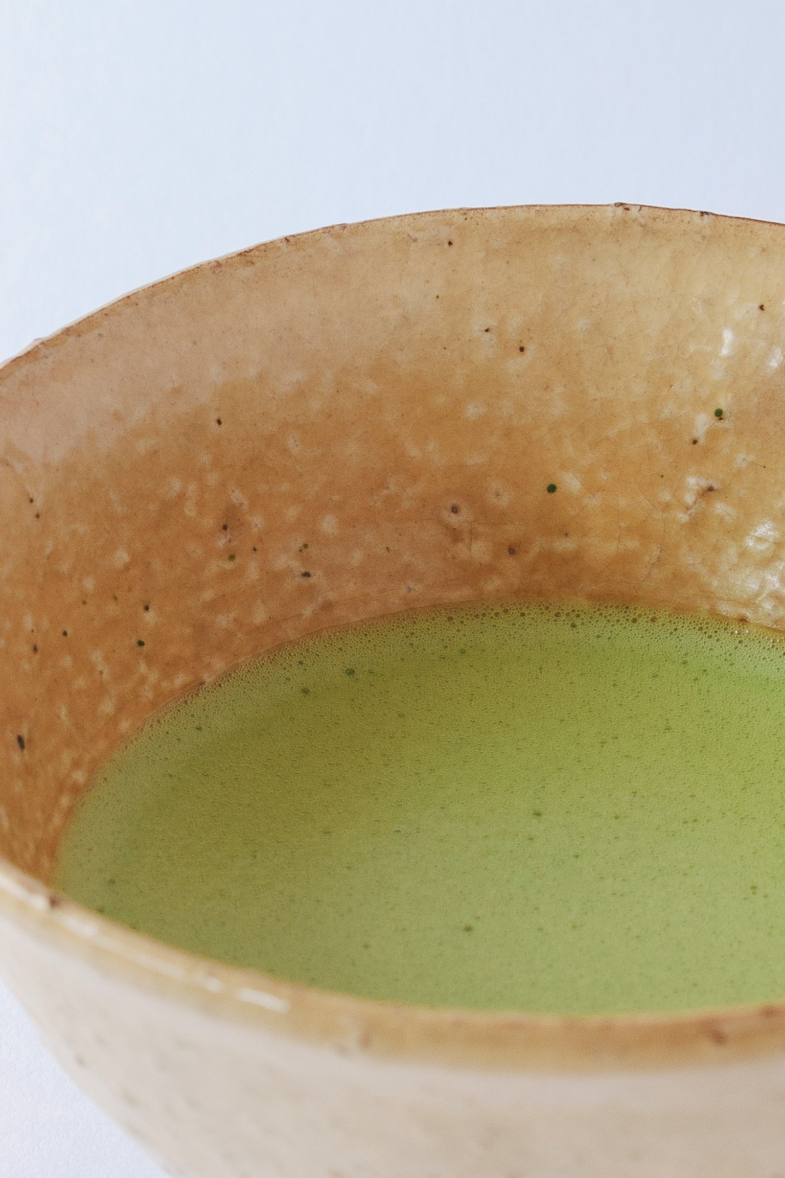 Primer plano de un tazón lleno de té verde
