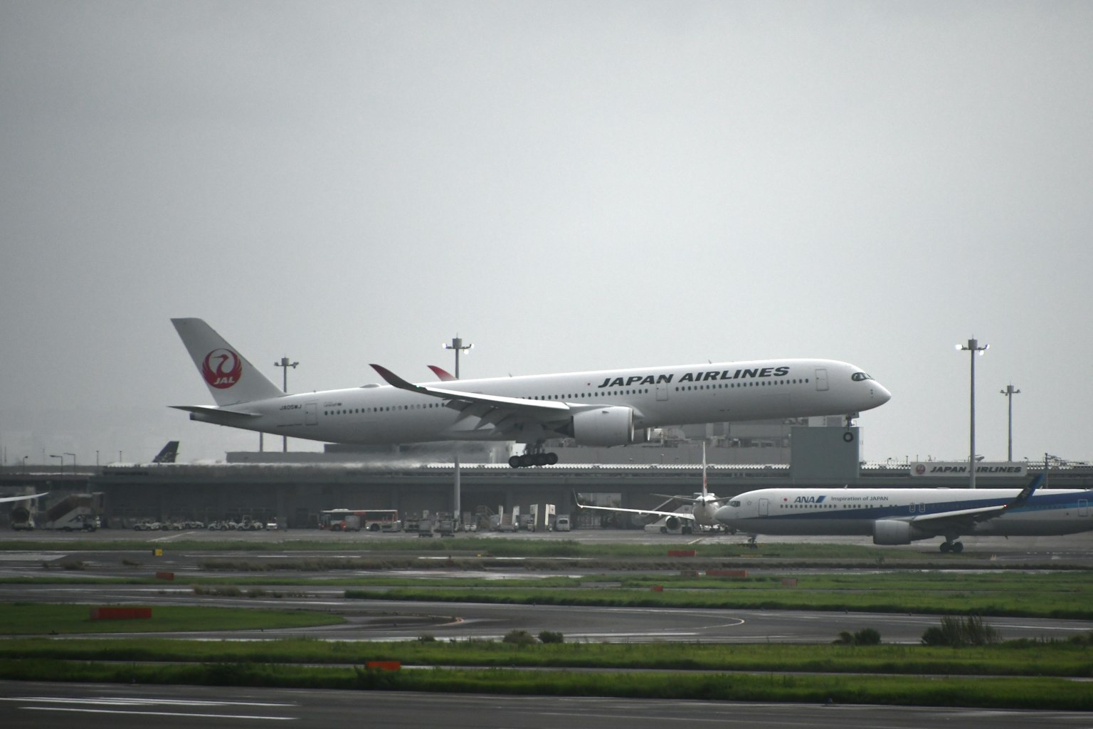 日本航空的飛機在陰天的機場