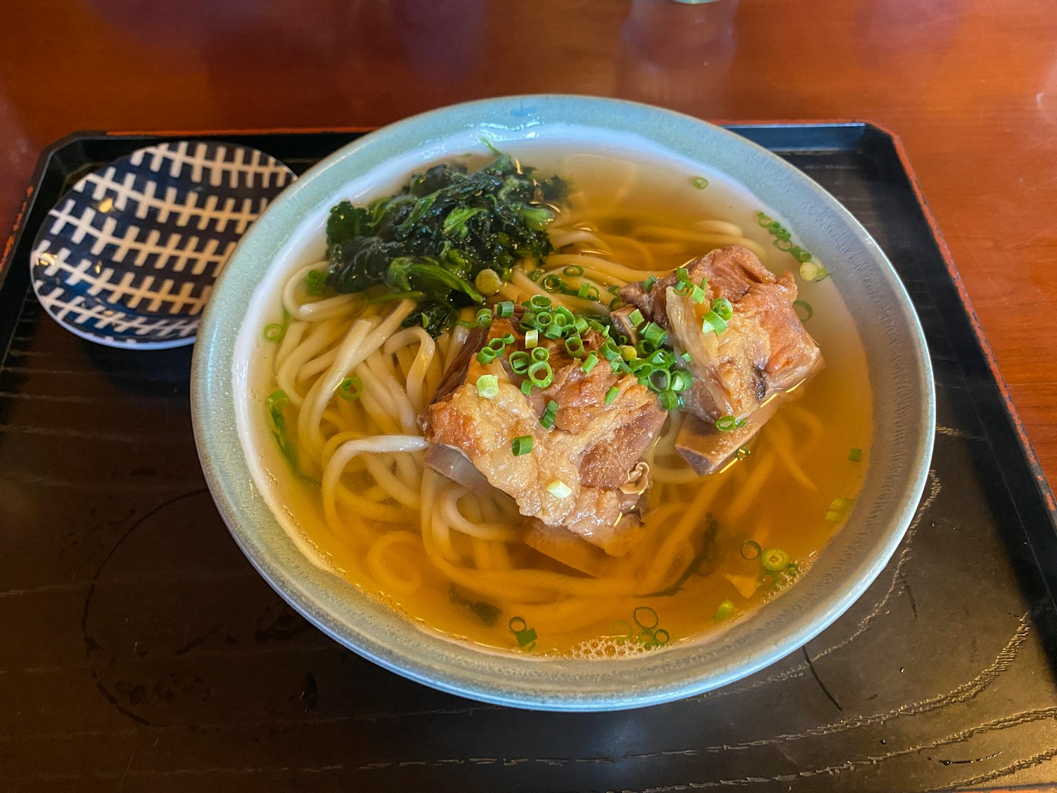 ชามอุด้งกับไก่ในน้ำซุปใสโรยด้วยต้นหอม