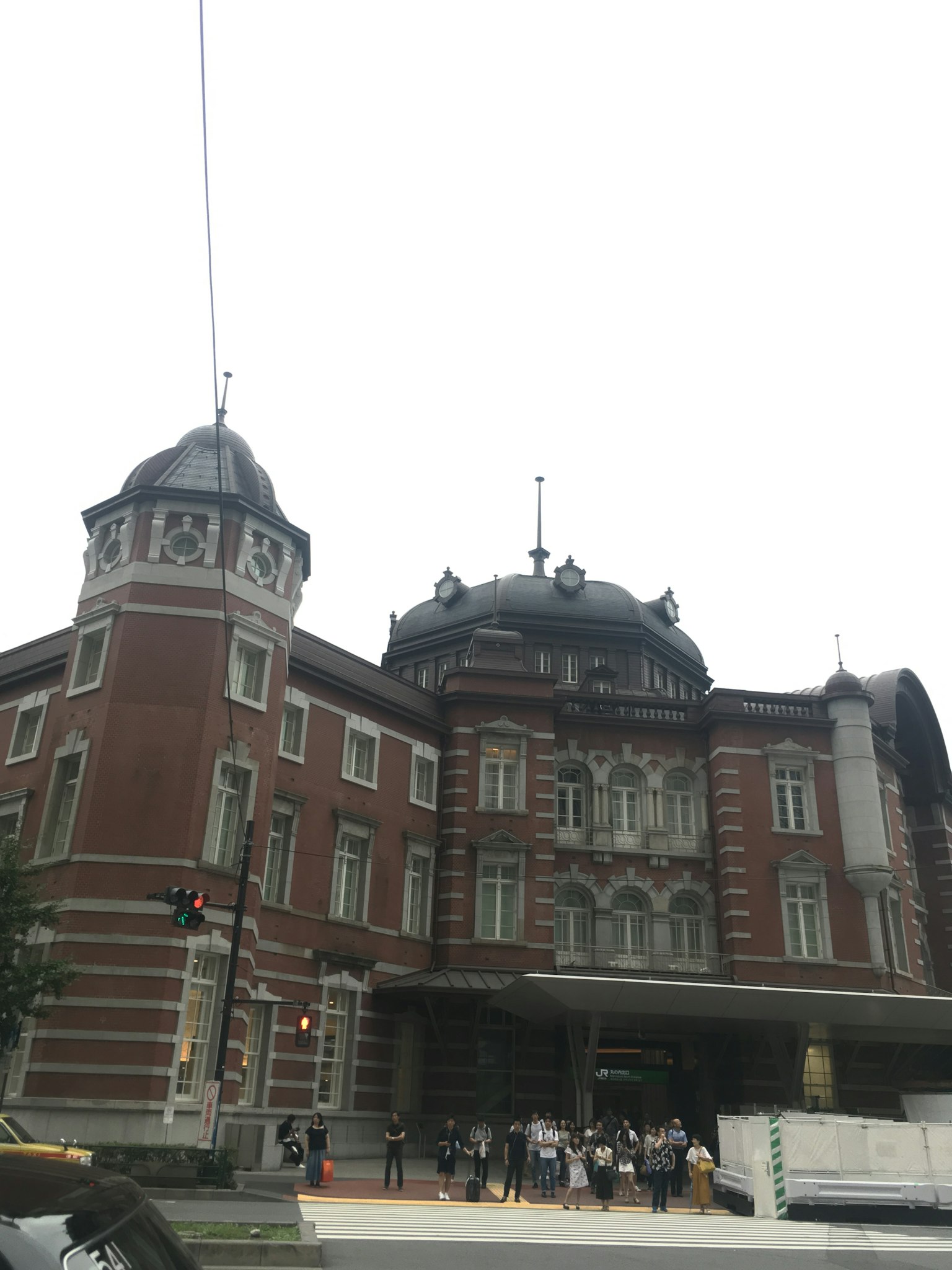La hermosa arquitectura de la estación de Tokio con un techo en forma de cúpula