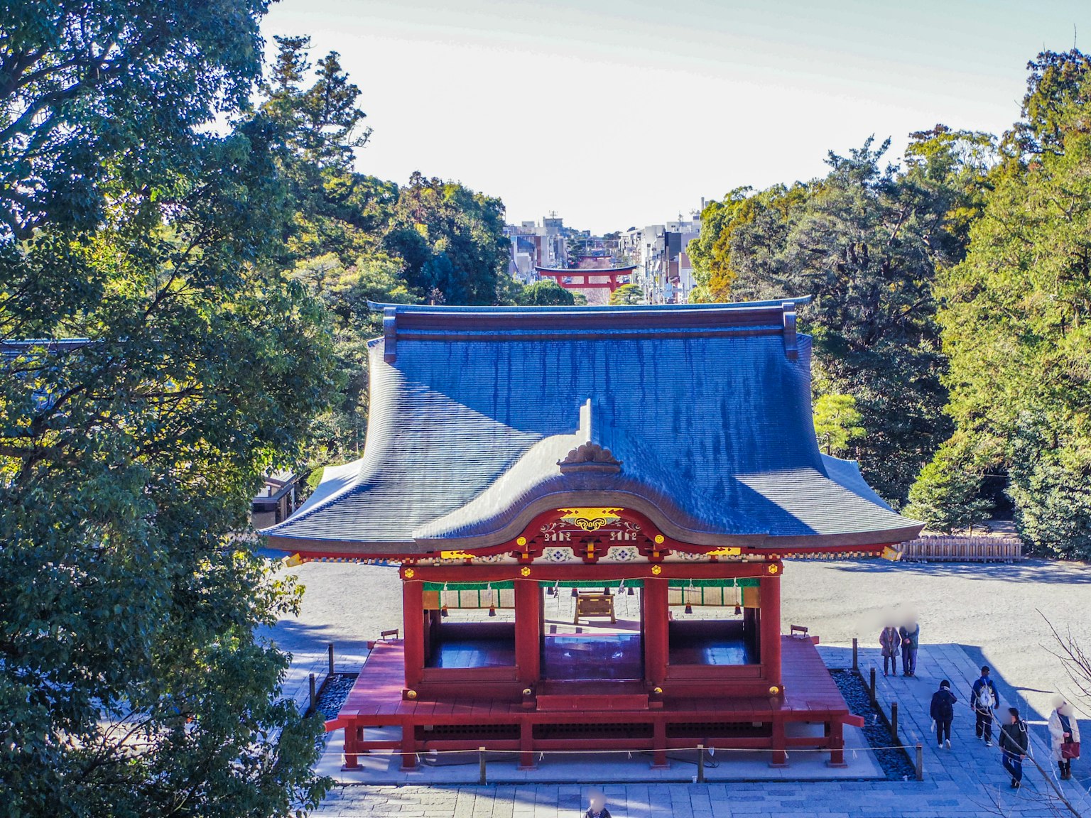 Bâtiment traditionnel d'un sanctuaire japonais entouré de verdure luxuriante