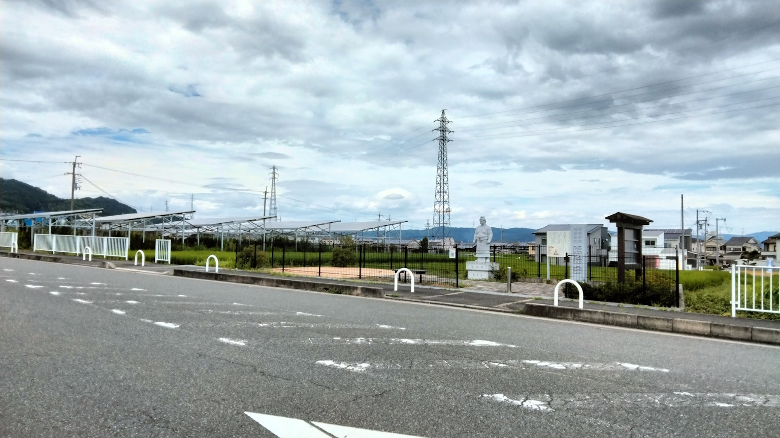 远处山脉和电塔的道路景观
