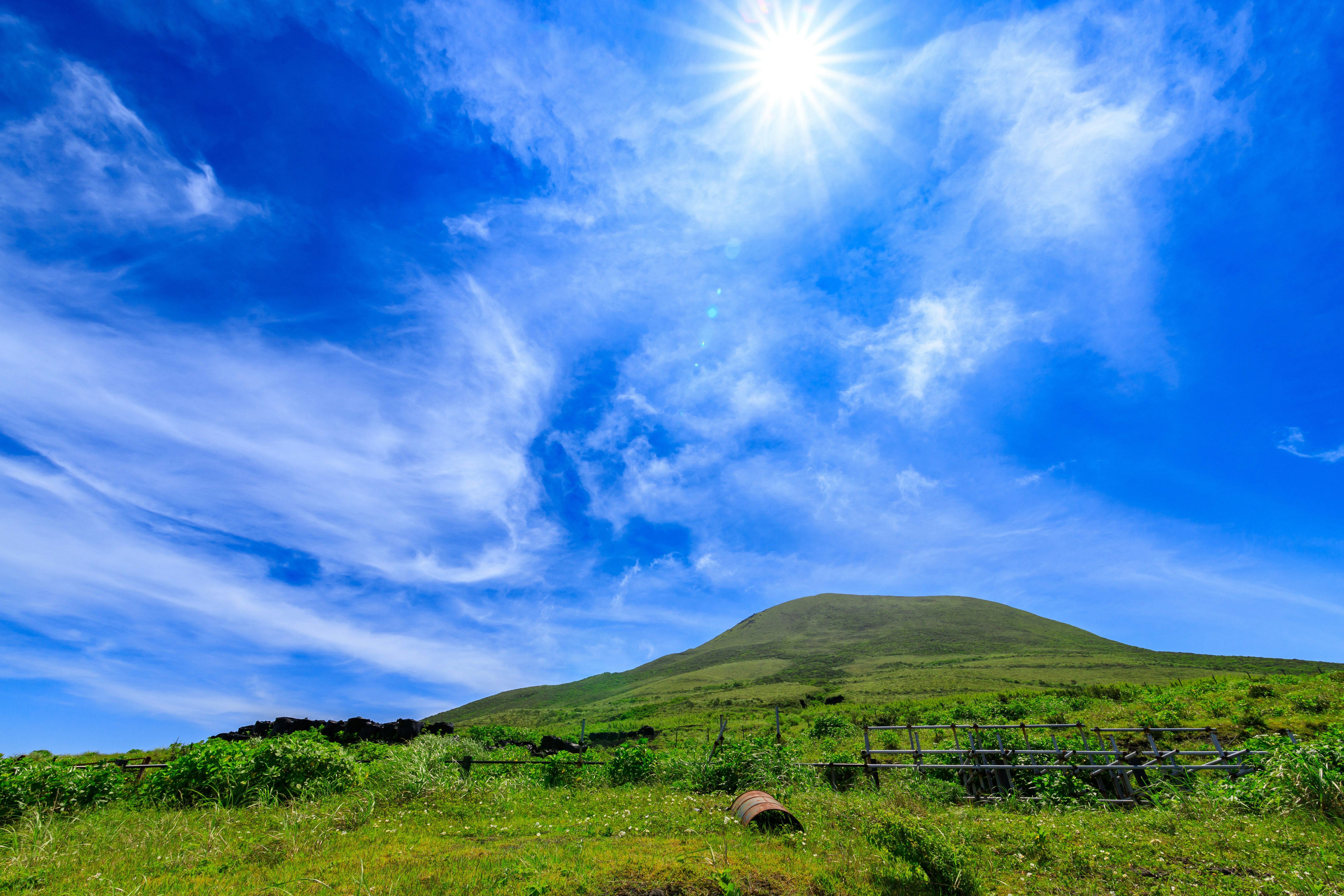 草原と丘のある青空の風景