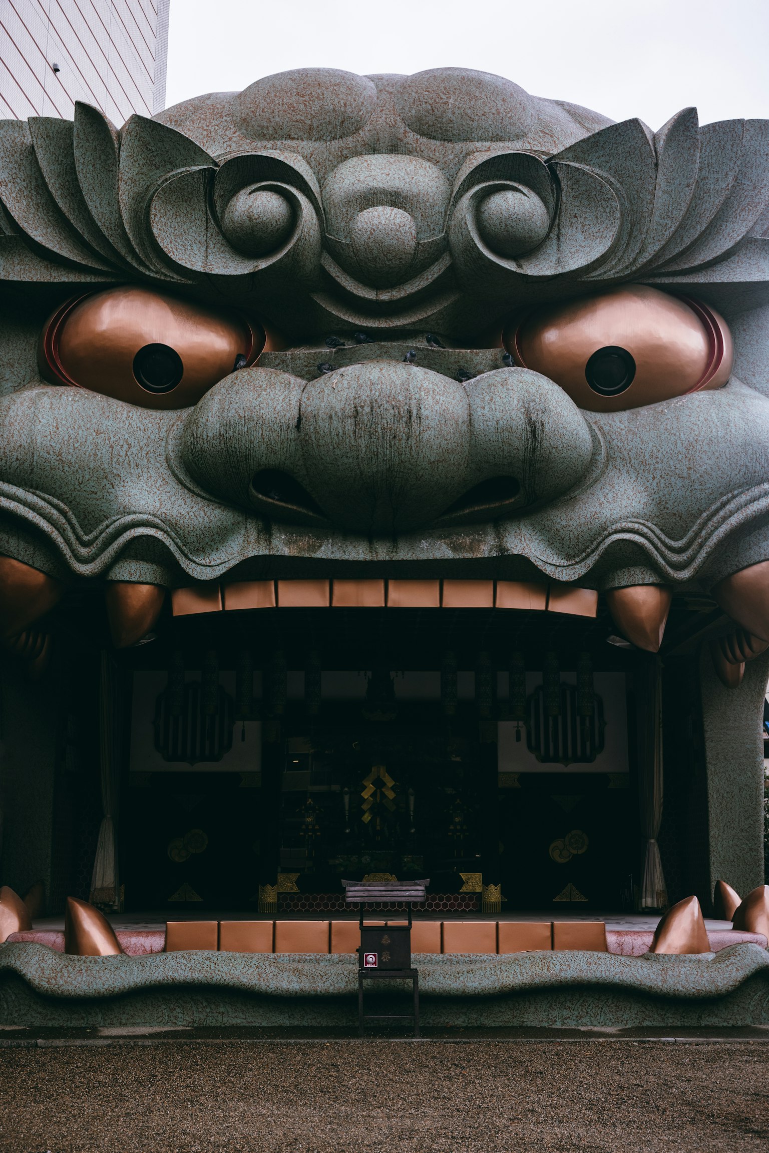 建築物入口處的大獅子面雕塑