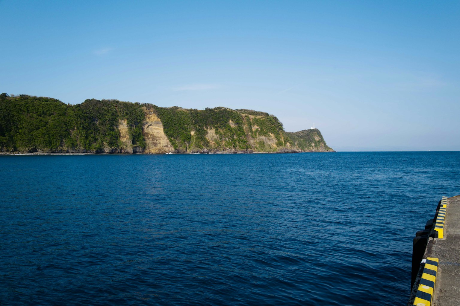 Vue panoramique de l'océan bleu et des falaises vertes