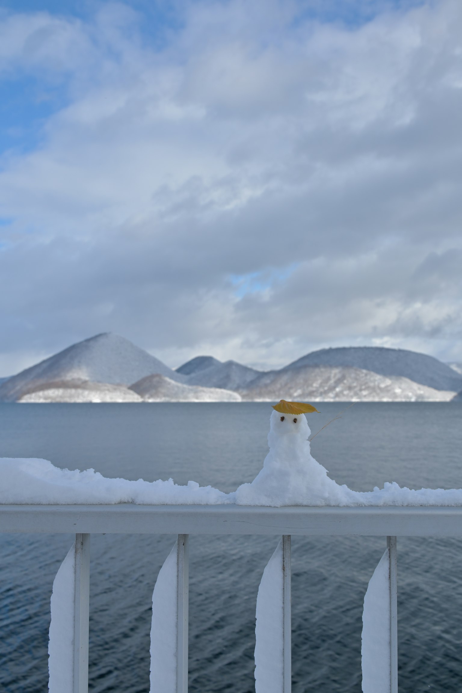 ダークグレーの背景にシンプルなデザイン