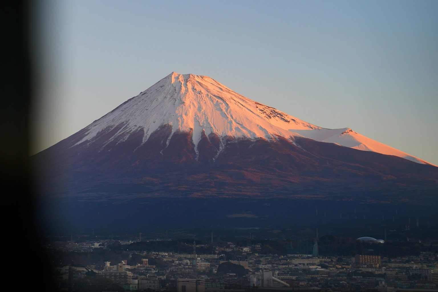 Schöne Sonnenuntergangsansicht des Fuji mit schneebedecktem Gipfel