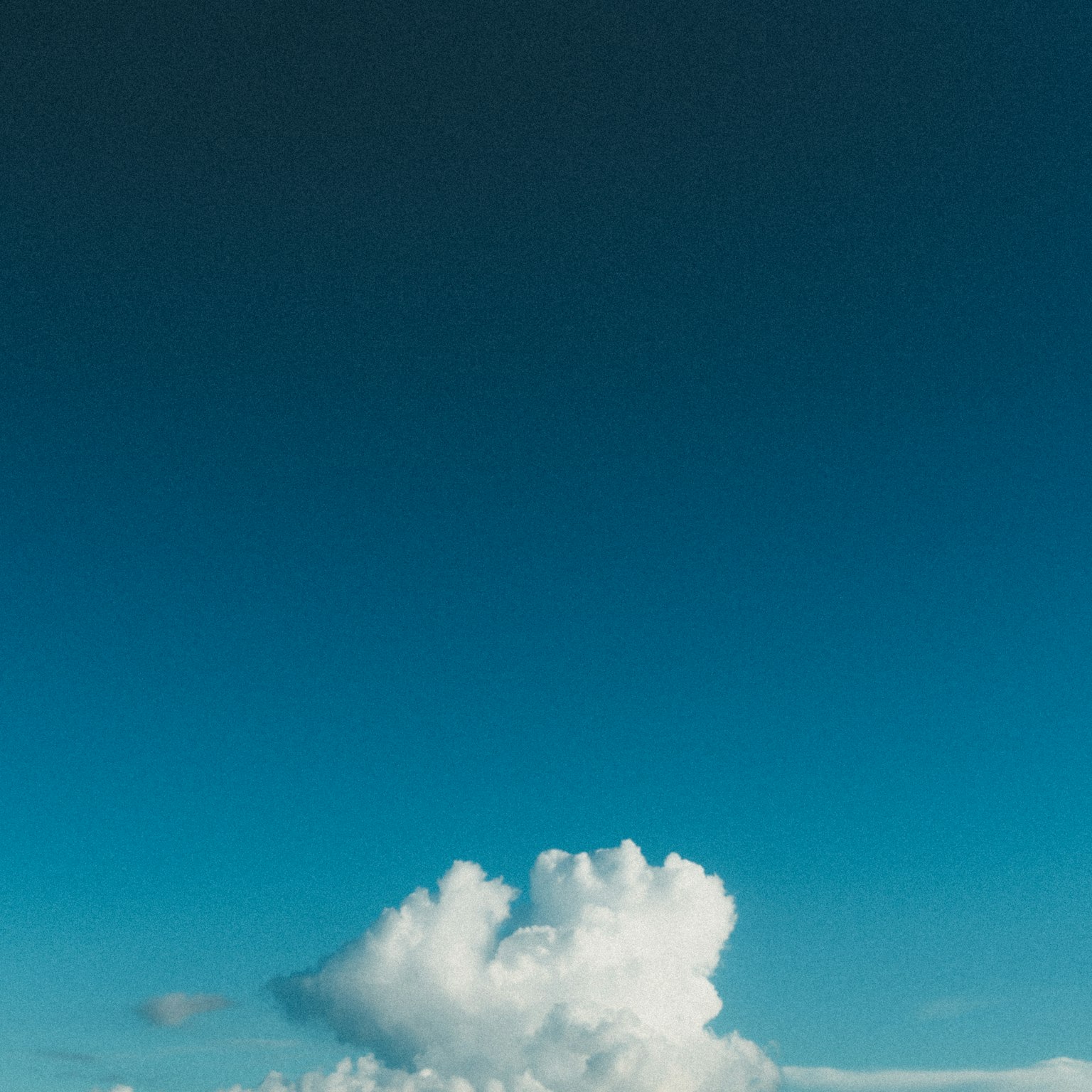 蓝天中漂浮的白云风景