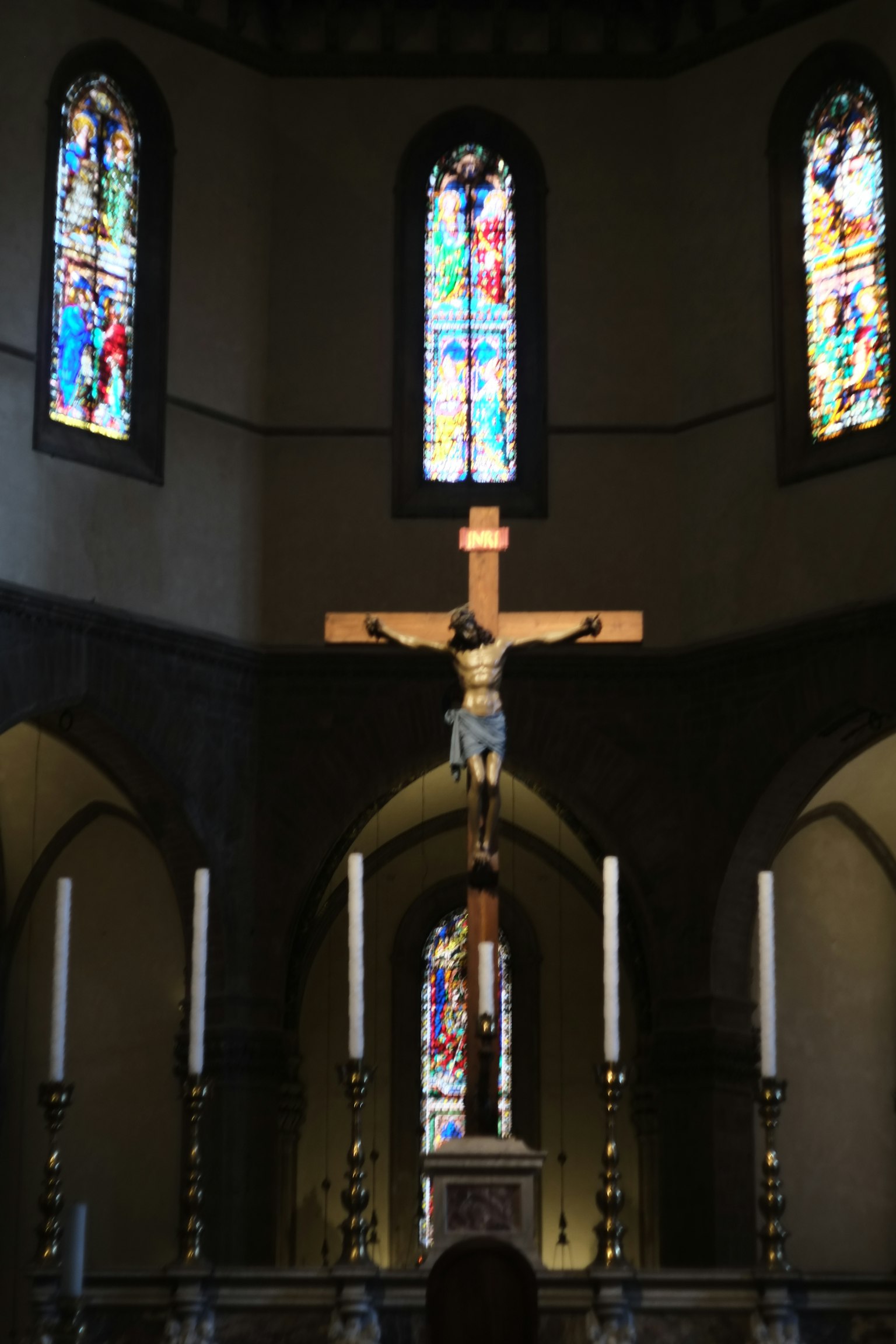 Interno di una chiesa con una croce e vetrate colorate