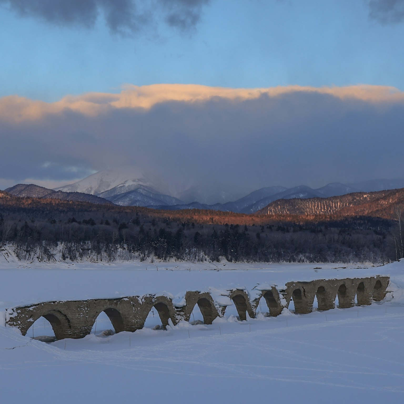 Alte Steinbögen in einer verschneiten Landschaft