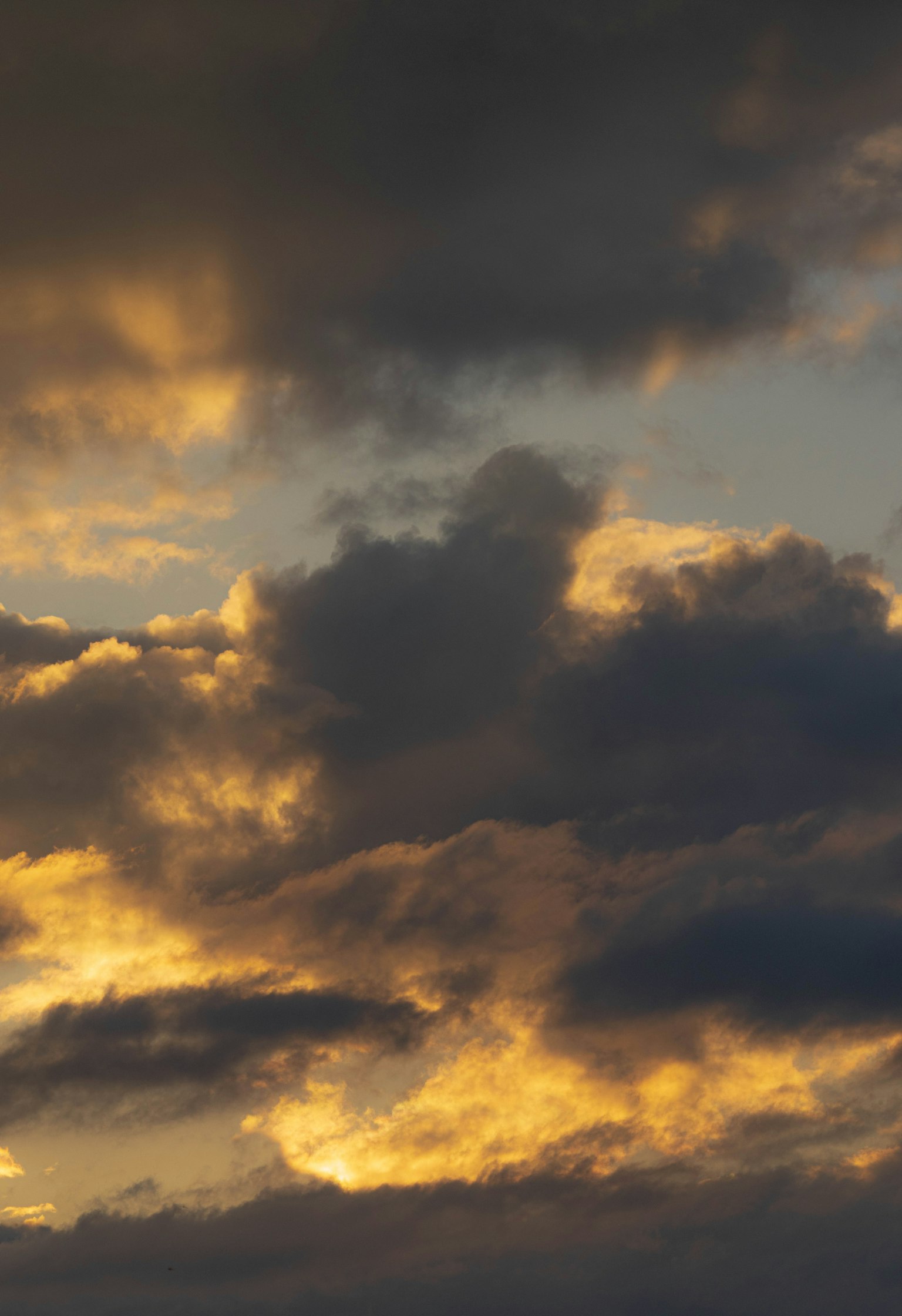 Nubes dramáticas iluminadas por los tonos del atardecer