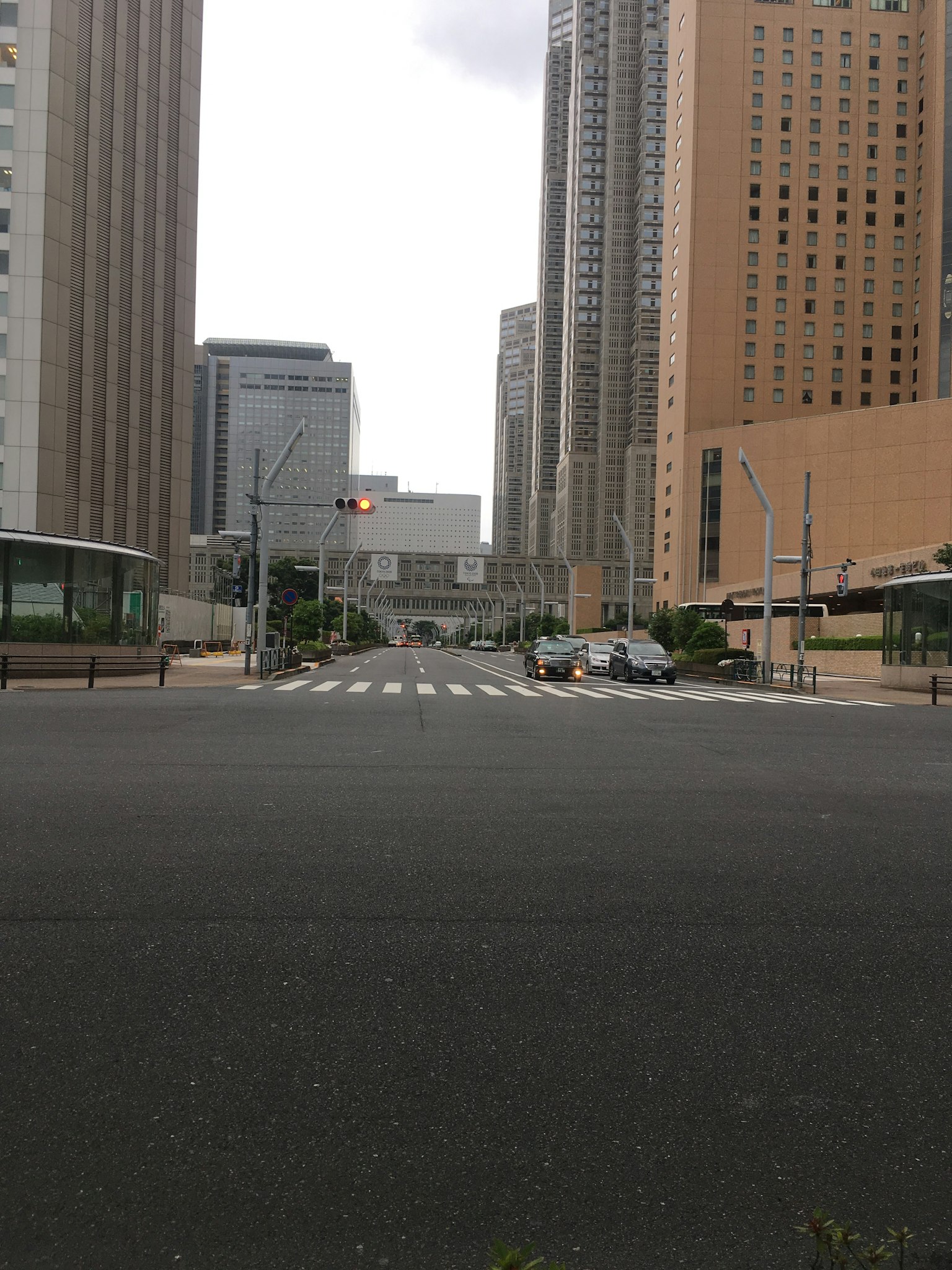 Vista de una intersección con edificios altos y poco tráfico