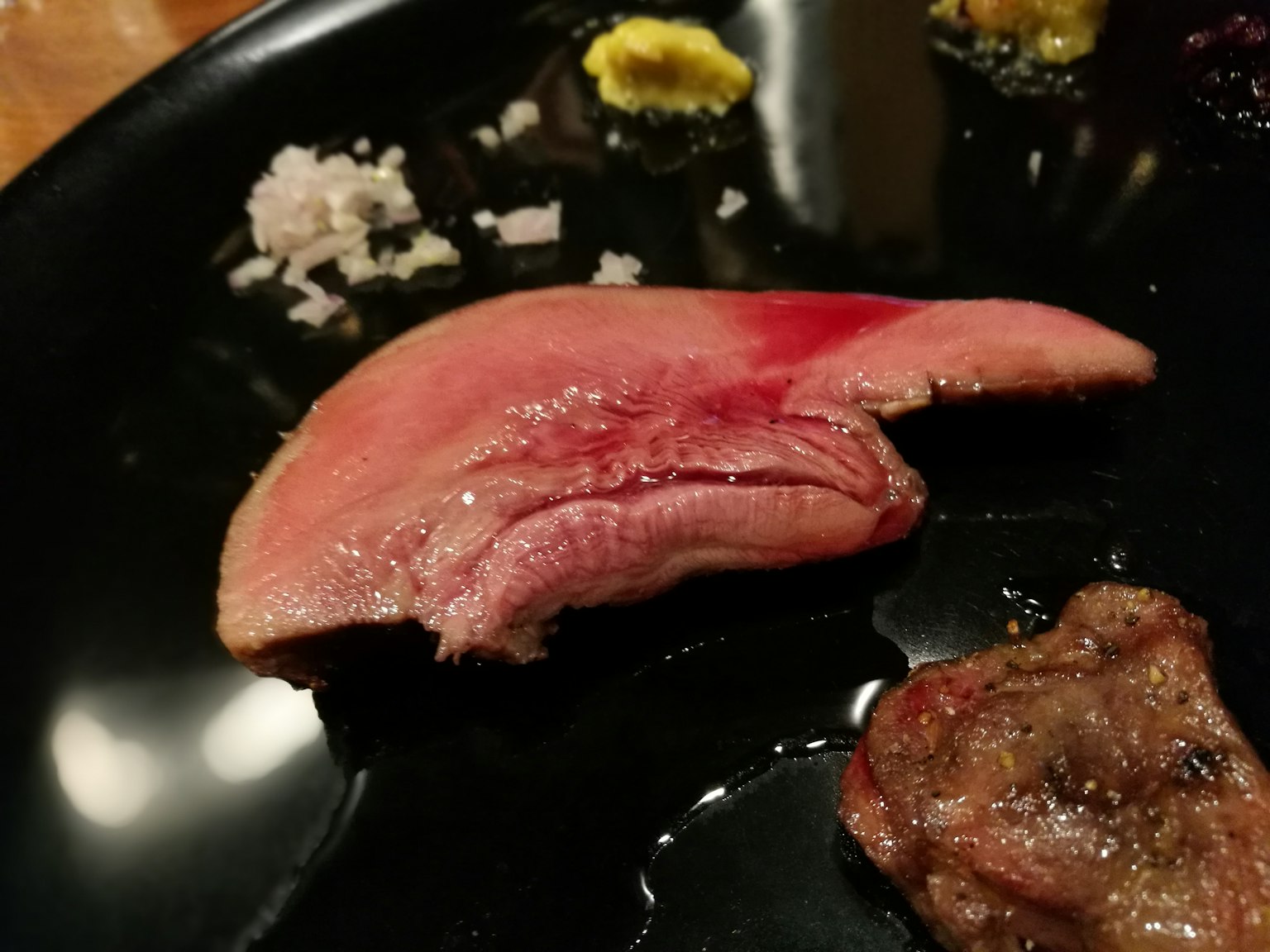 盤子上的薄切肉色澤鮮紅，質感細膩