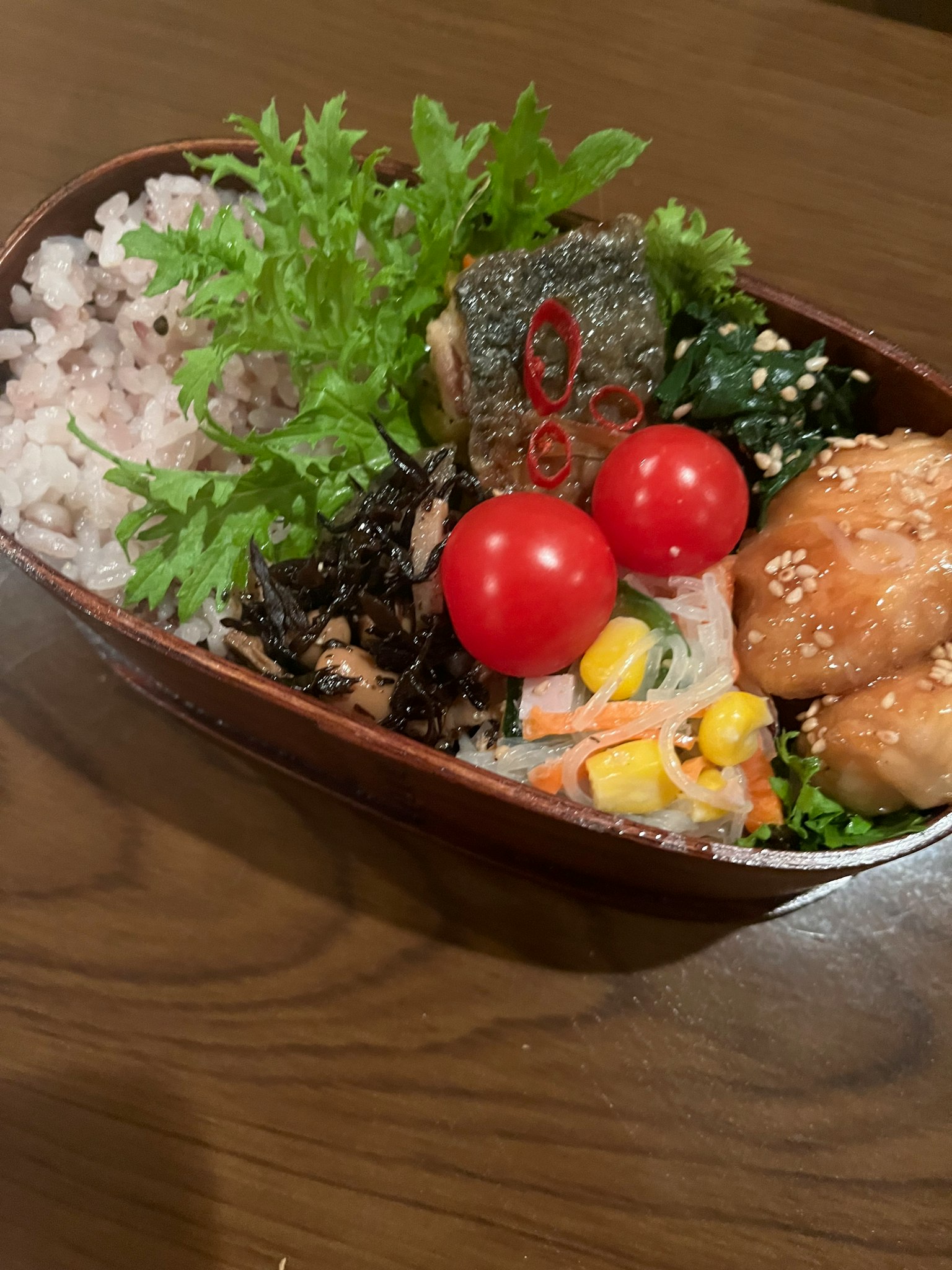 Bunte Bento-Box mit Reis, Gemüse und Fisch