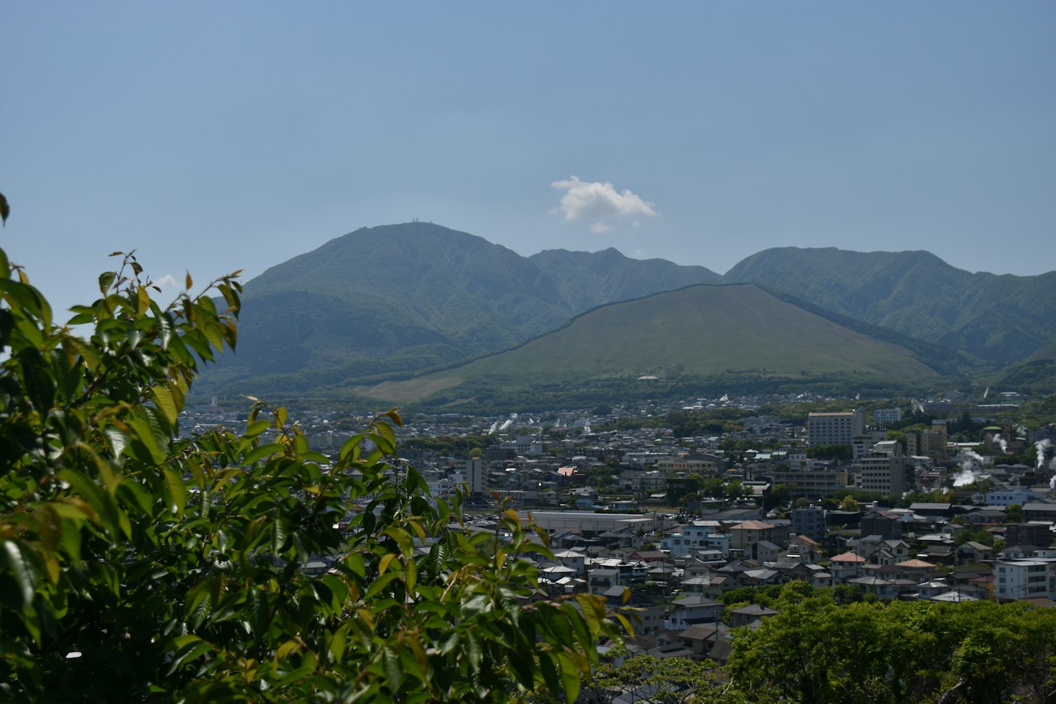 山脈和城鎮的風景 綠色植被和藍天