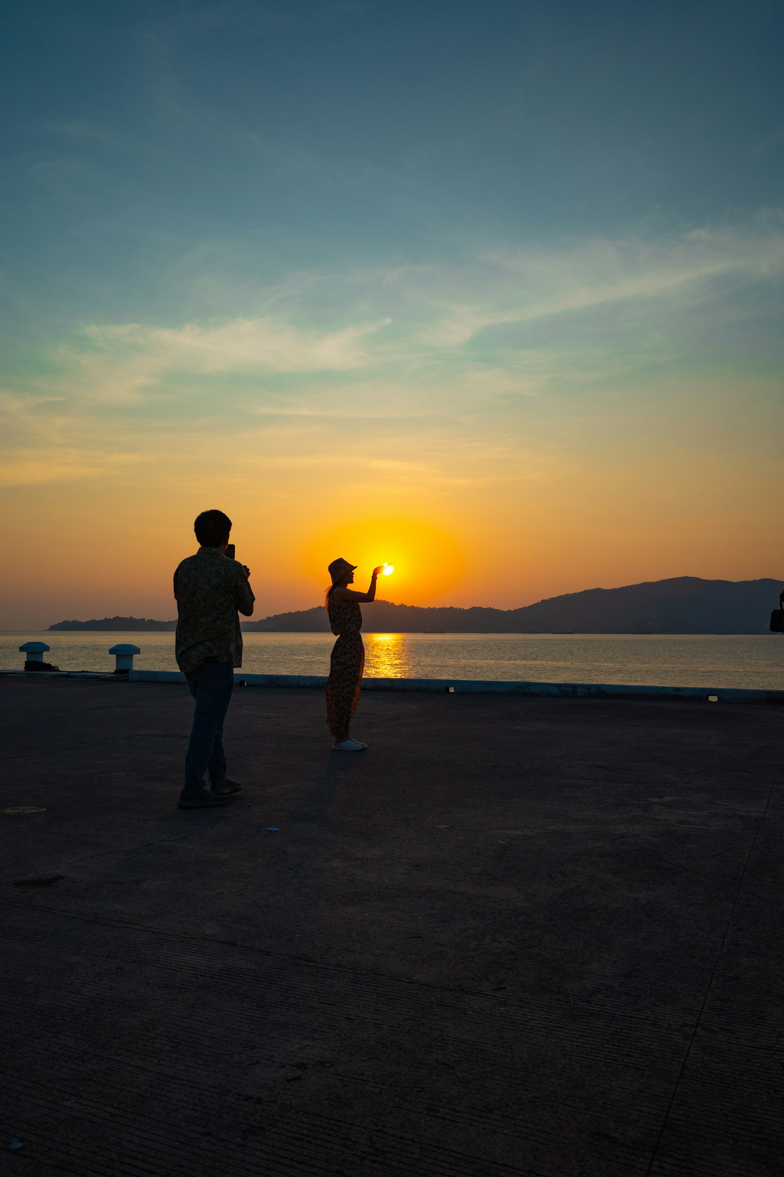 Silhouette di due persone contro un tramonto