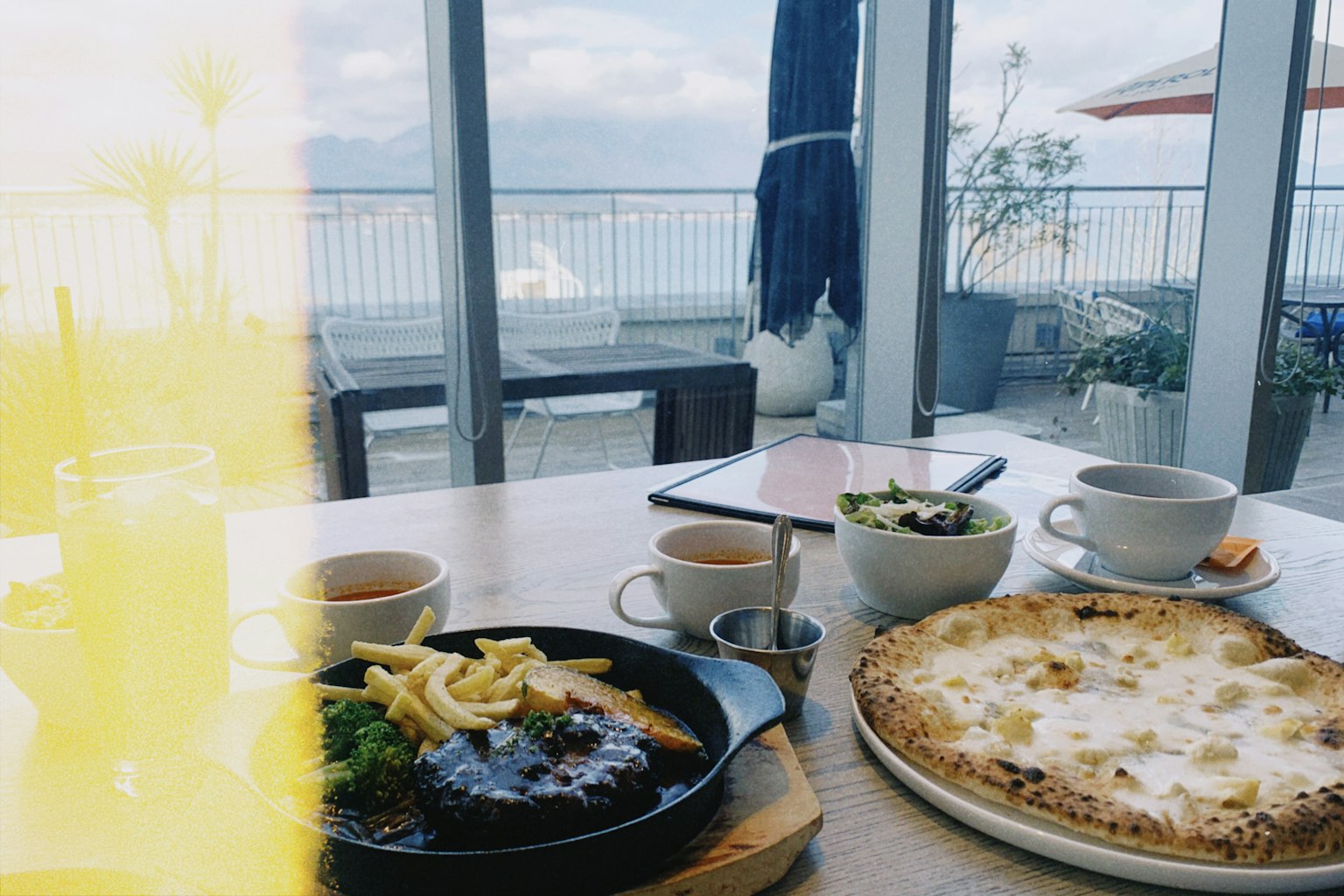 Tisch mit Essen und Getränken mit Meerblick