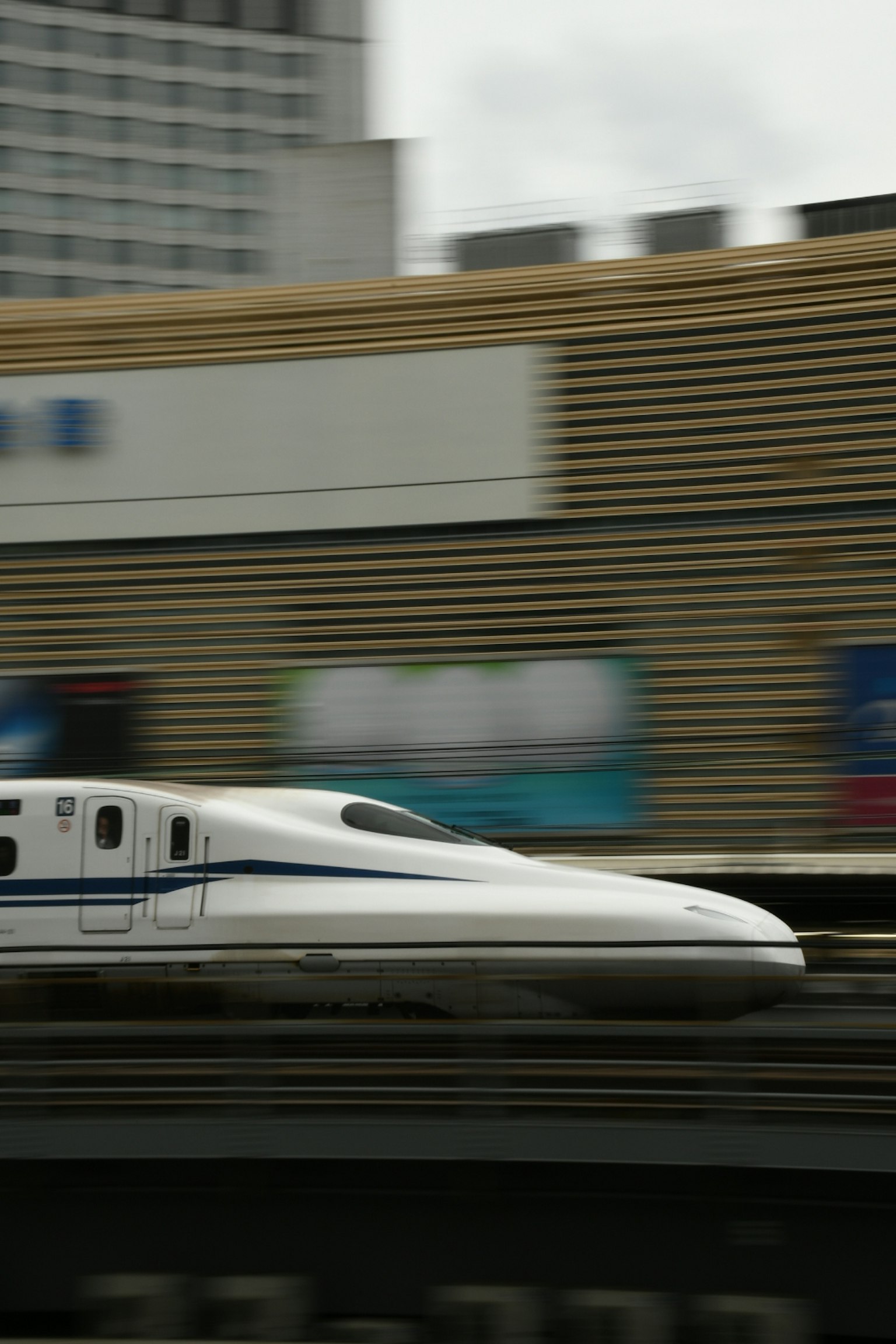 Shinkansen, der schnell vorbeifährt in einer Unschärfe