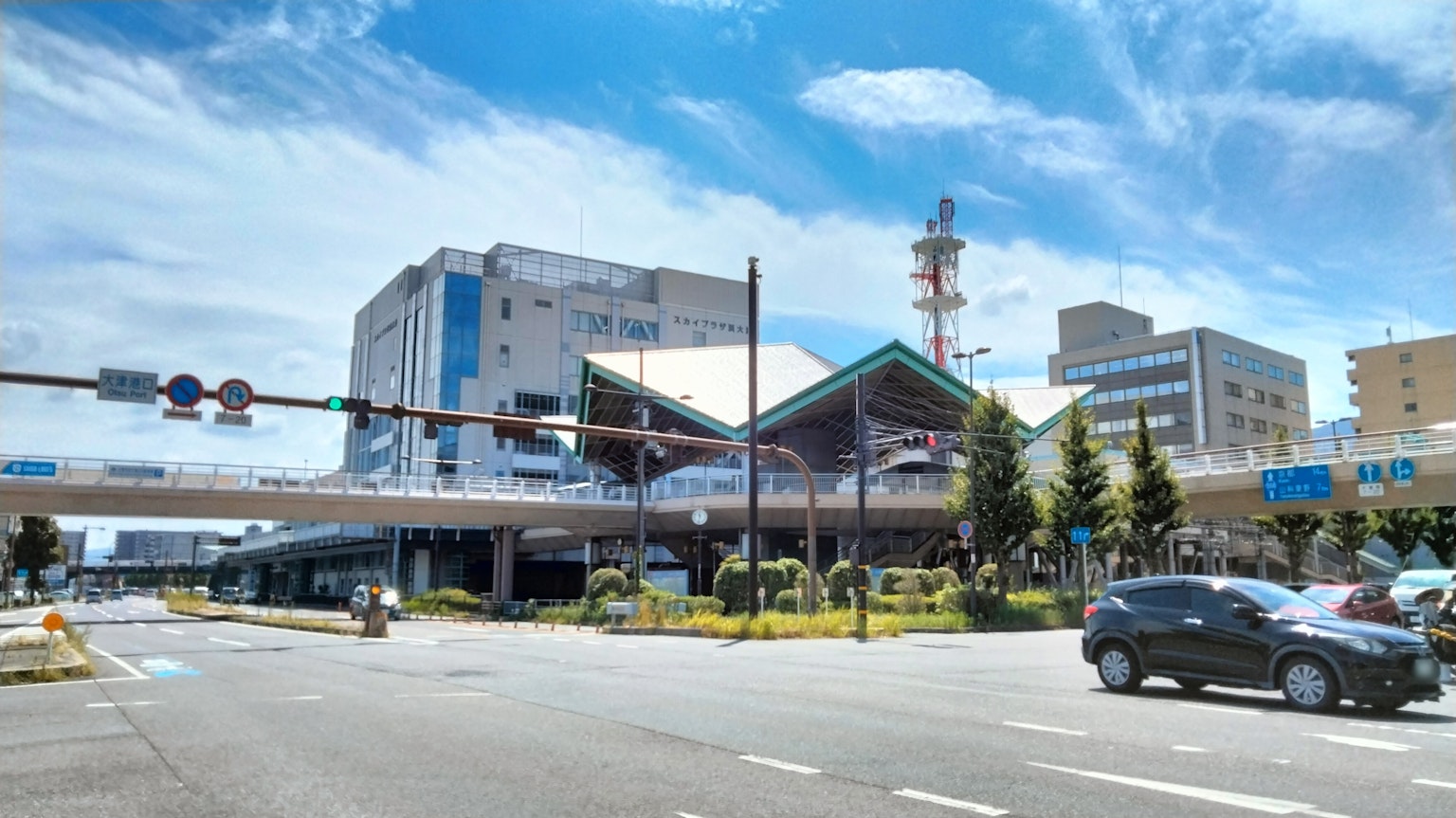 現代火車站建築在藍天和周圍交通下