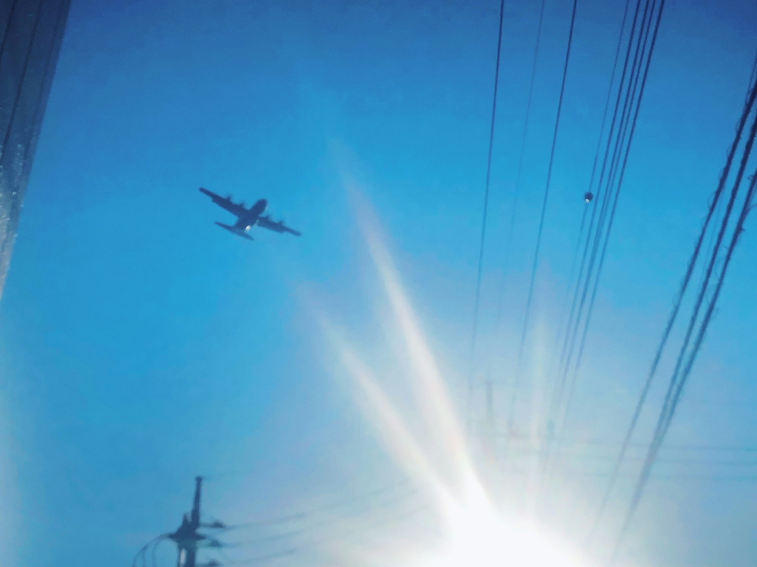 Flugzeug fliegt in einem blauen Himmel mit Sonnenlicht