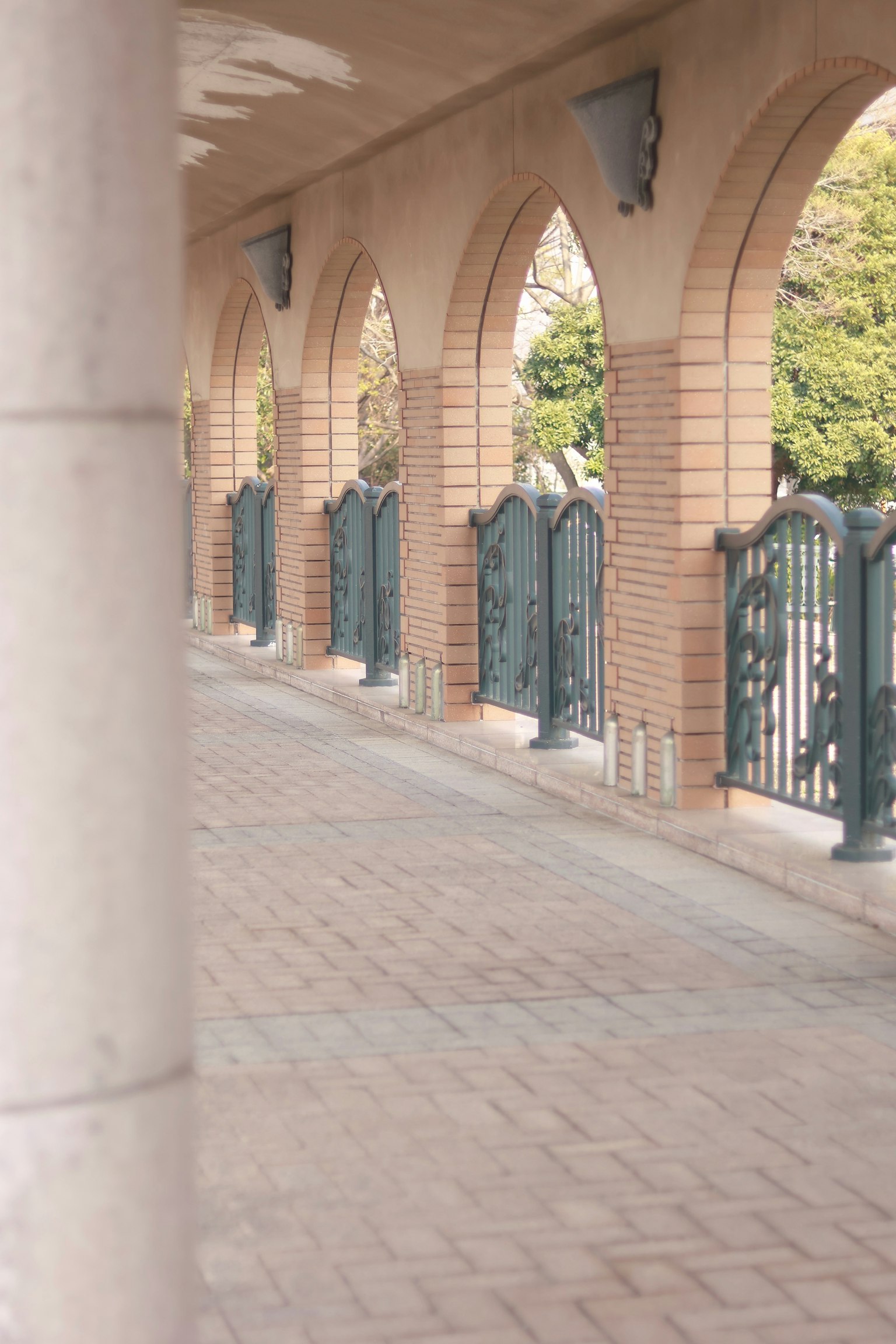 Sendero con columnas arqueadas y cercas decorativas