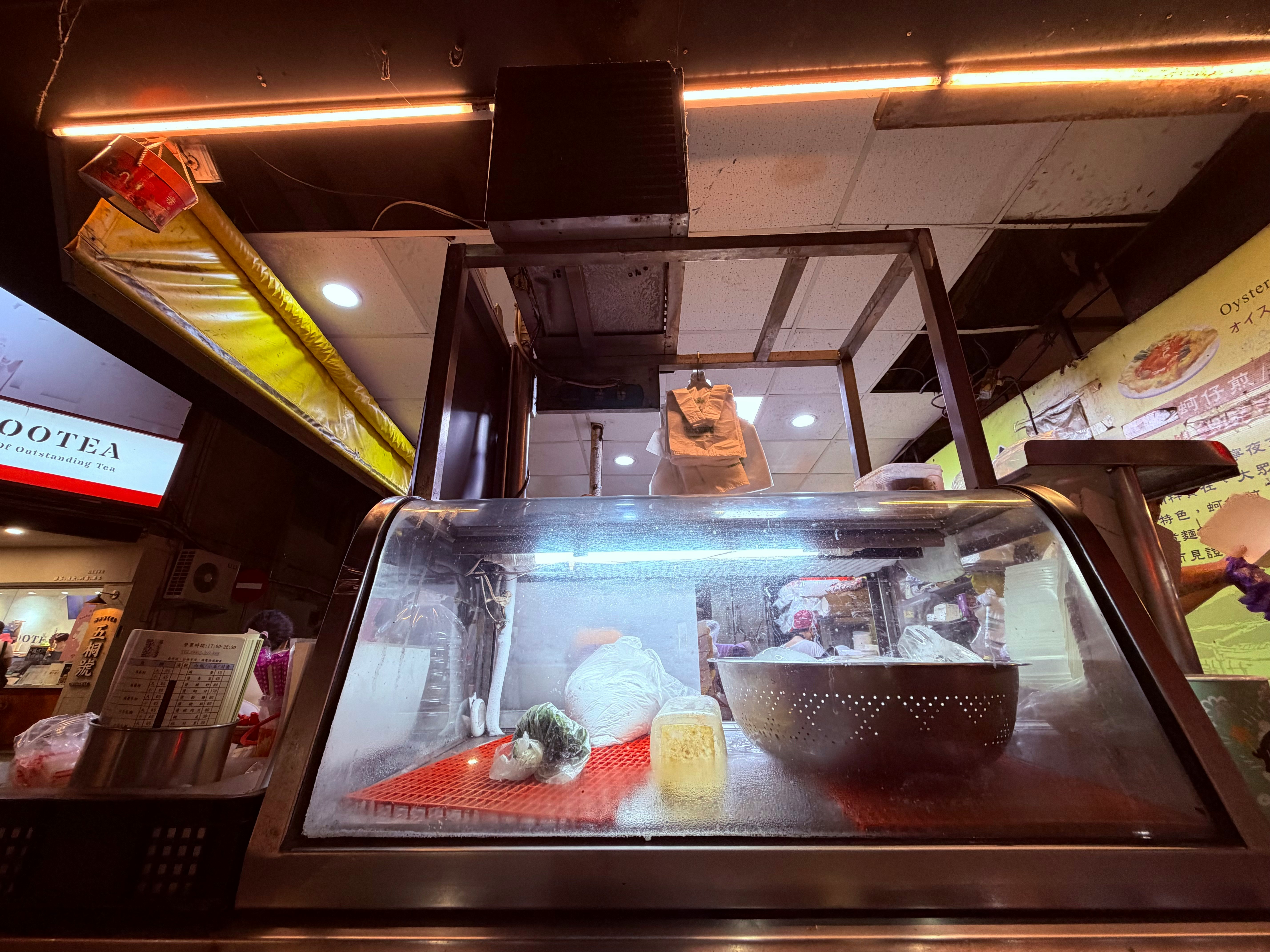 ショーケース越しのスイーツと店内の照明