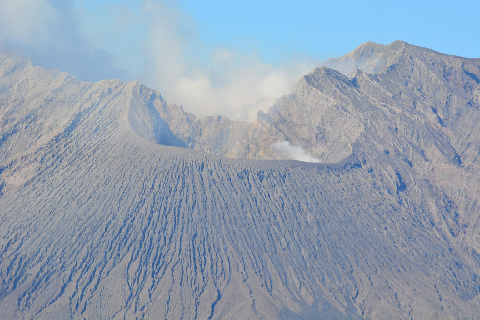 冒煙的火山景觀和獨特的地形