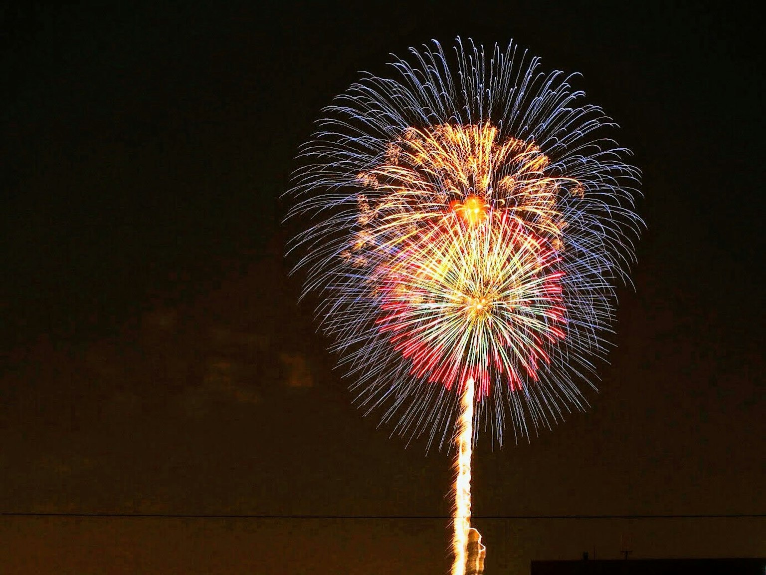 夜空中綻放的五彩繽紛的煙火