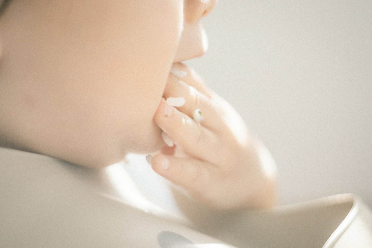 Close-up bayi memasukkan jari ke mulut