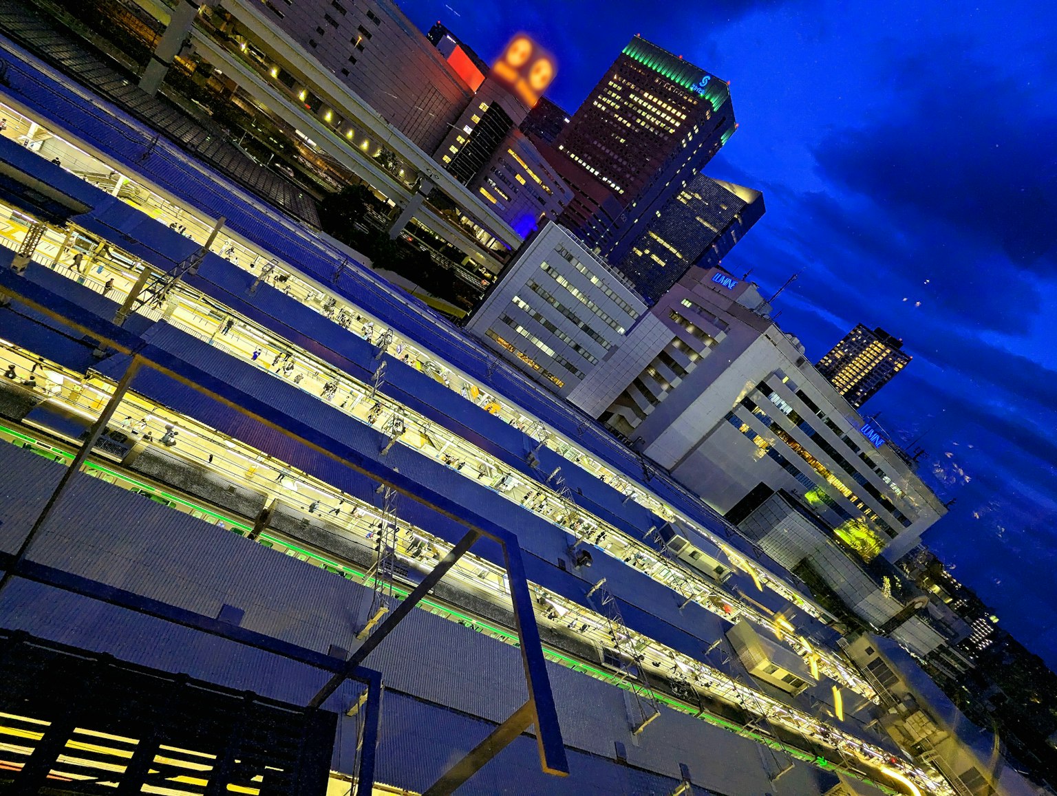Paesaggio urbano notturno con edifici illuminati e uno skyline vibrante