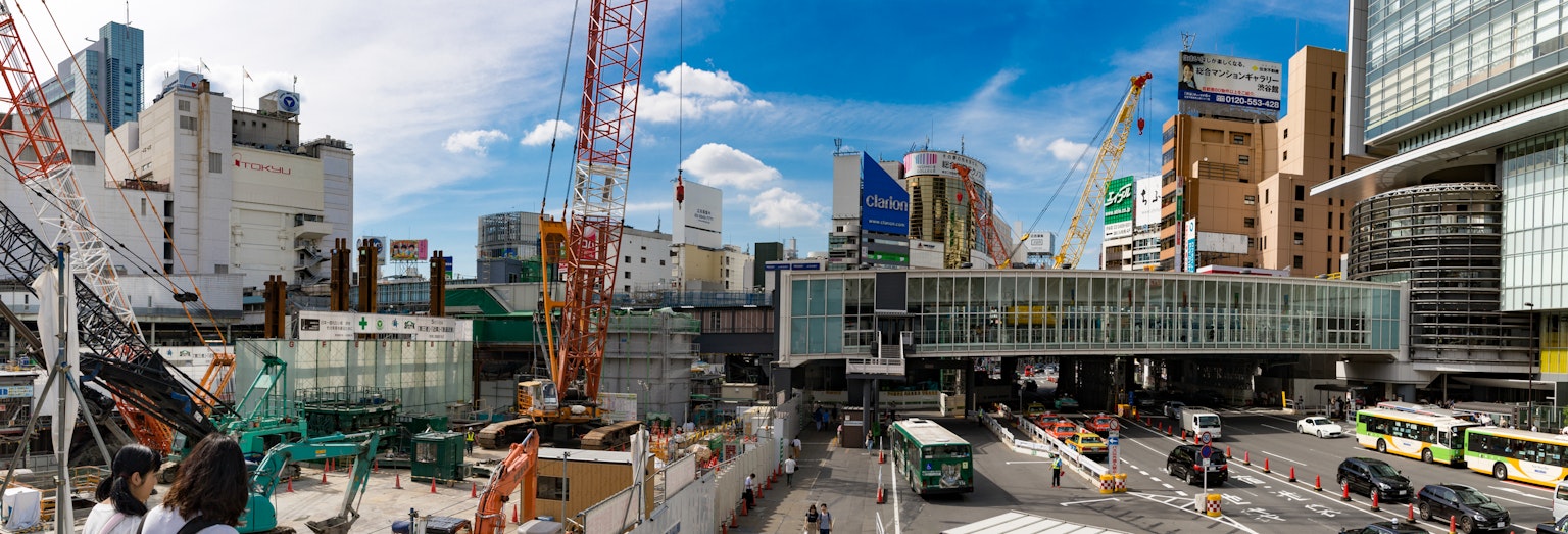 Bauplatz rund um den Bahnhof Shinjuku mit blauem Himmel
