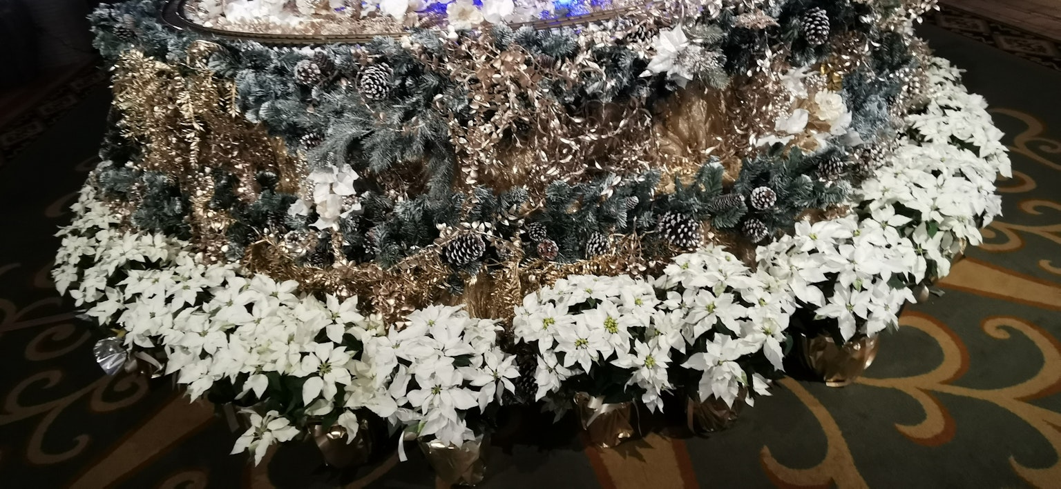美丽的花卉装饰，带有装饰性花朵和金色点缀