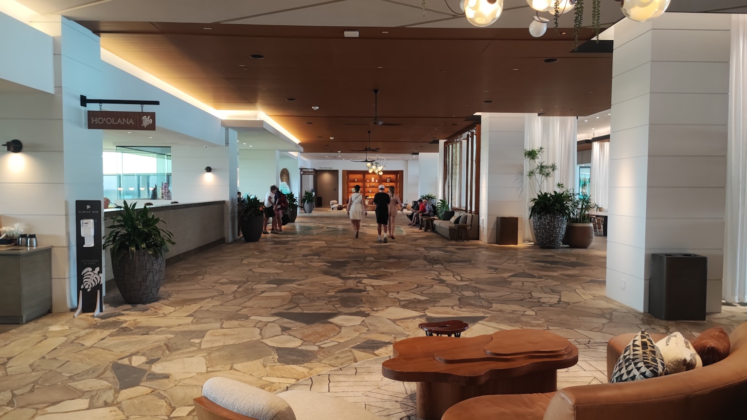 Geräumiges Foyer mit natürlichem Licht, das den Bereich erhellt moderne Möbel und Topfpflanzen angeordnet