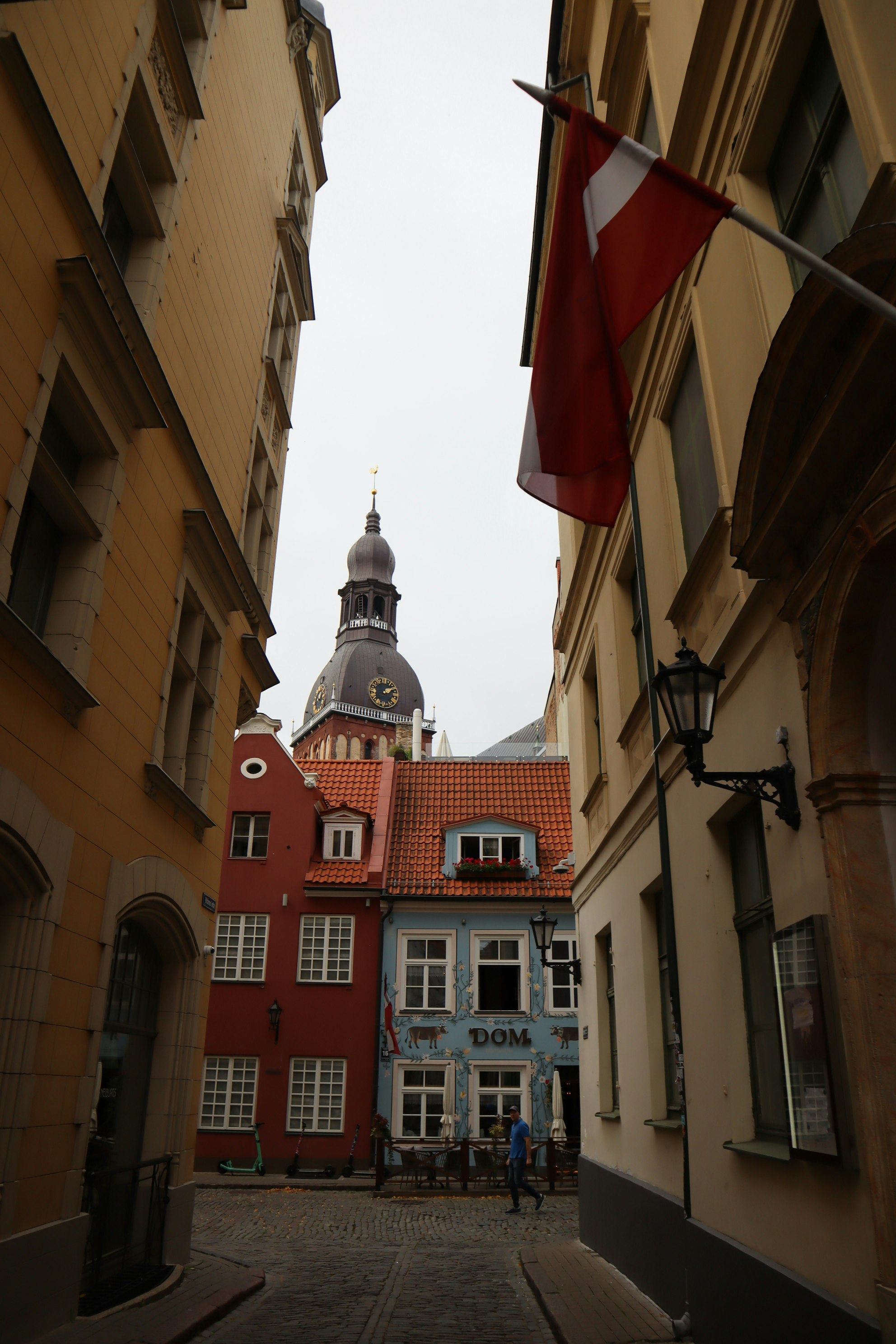 Innenhof mit rotem Gebäude, Flagge und Glockenturm