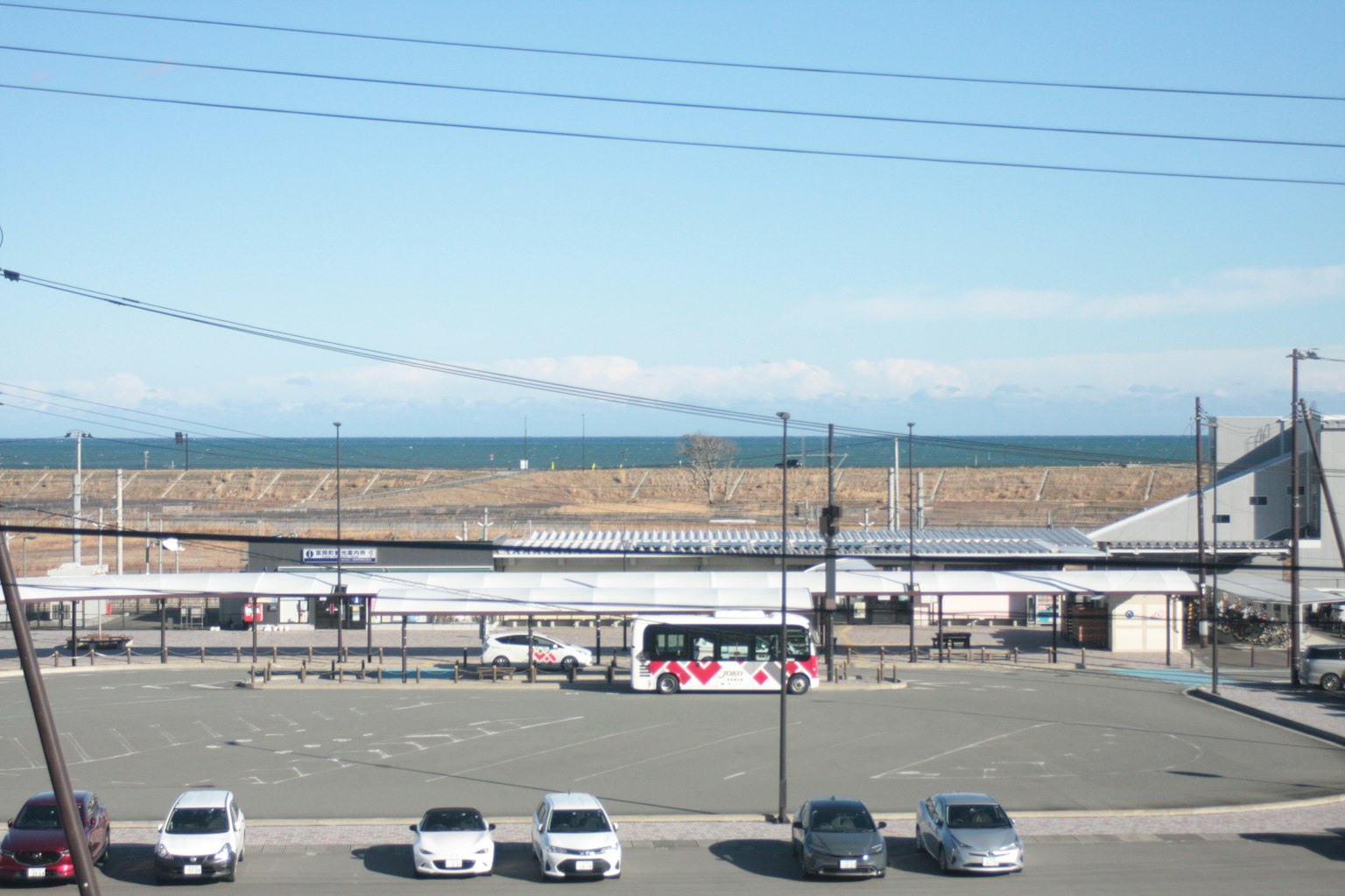 Parking avec vue sur l'océan et un bus garé