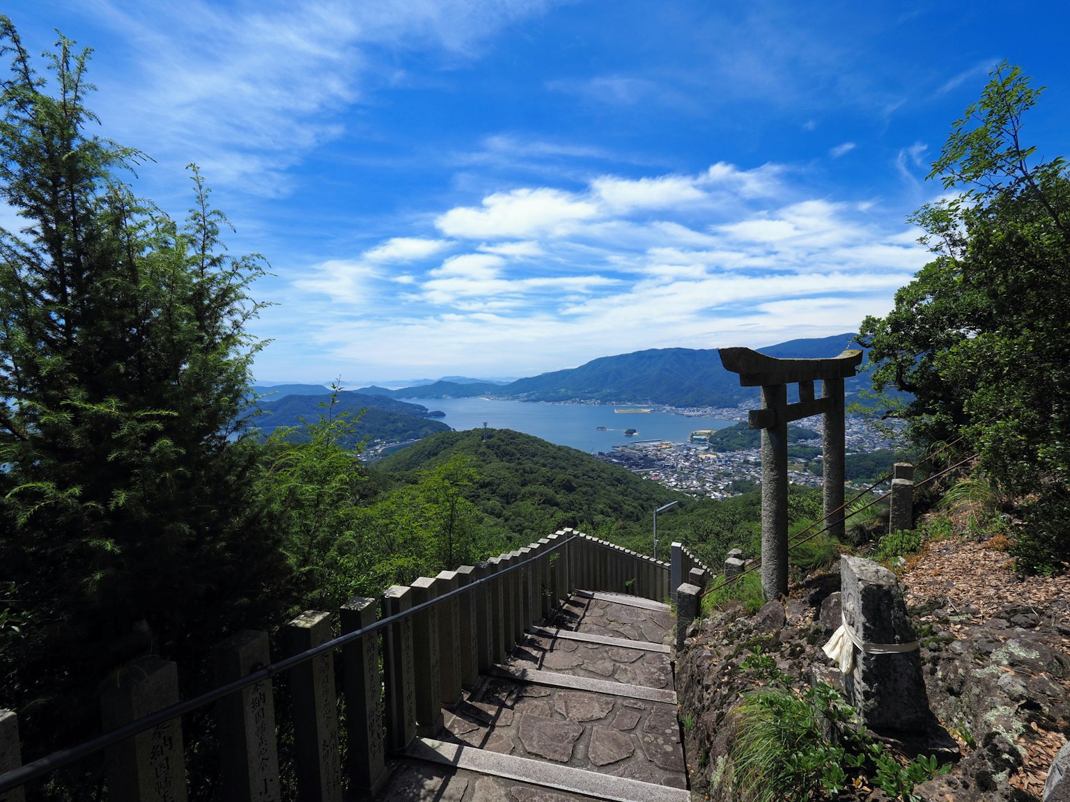 從山路俯瞰海洋和天空的美景與鳥居