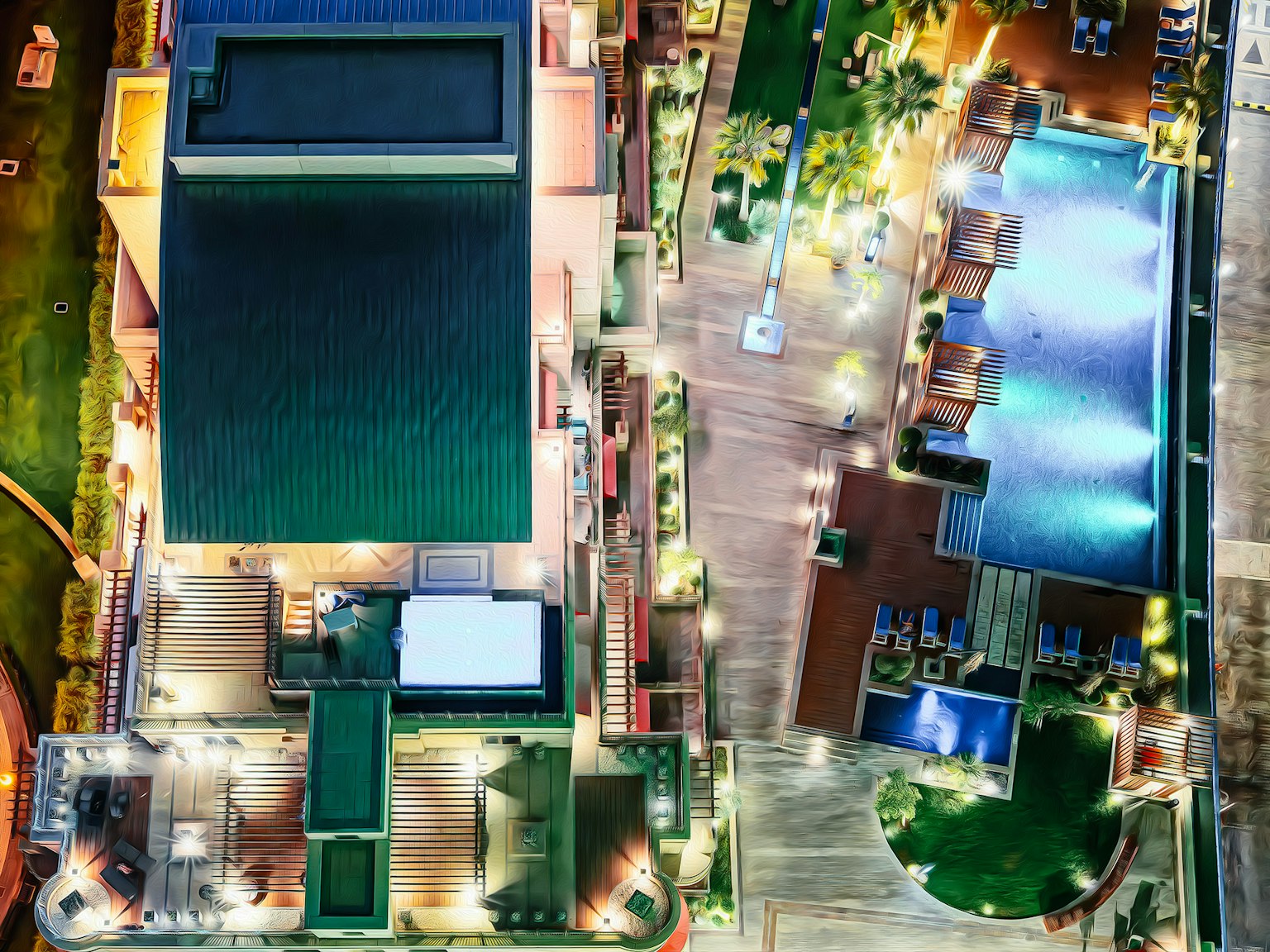 Pemandangan udara hotel mewah dengan kolam dan taman lanskap di malam hari