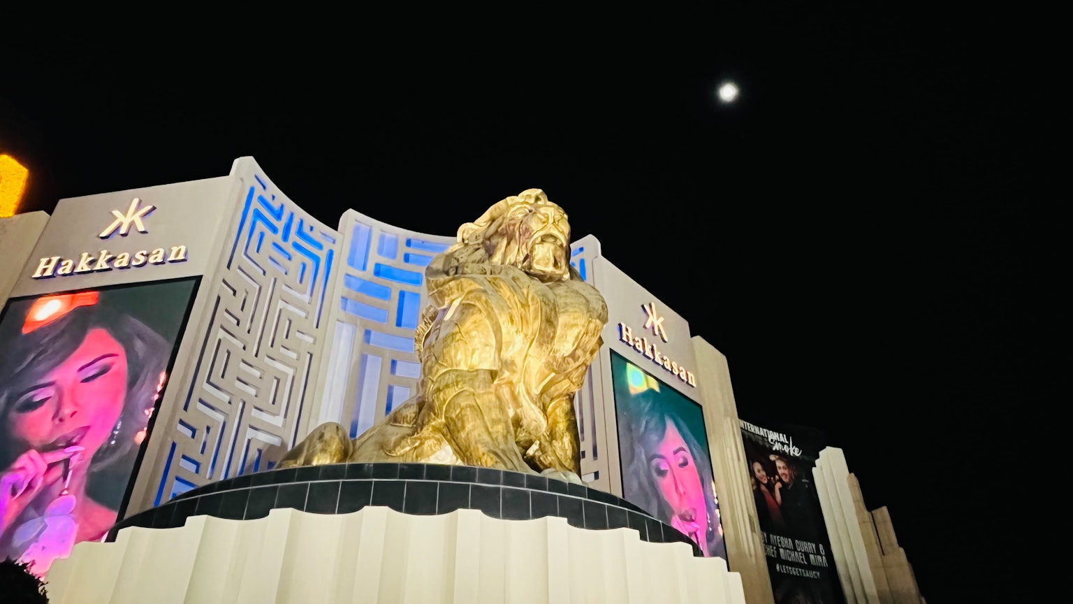 拉斯維加斯好萊塢酒店外的金色獅子雕塑和可見的月亮
