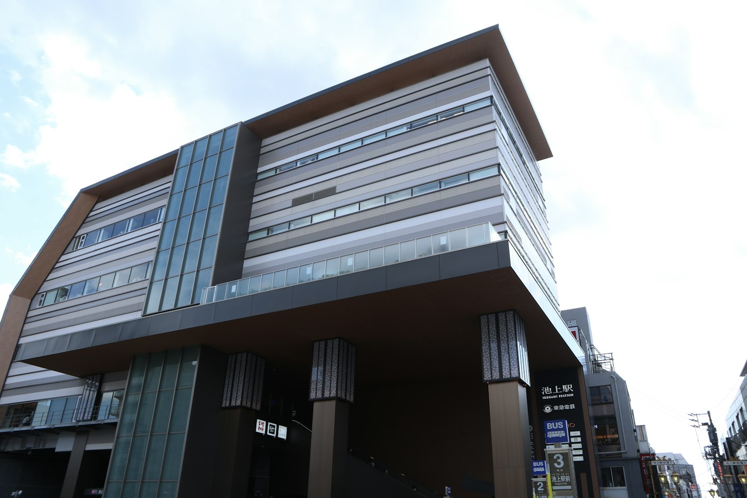 Moderne Gebäudeaußenansicht mit Glasfenstern oben und Säulen unten