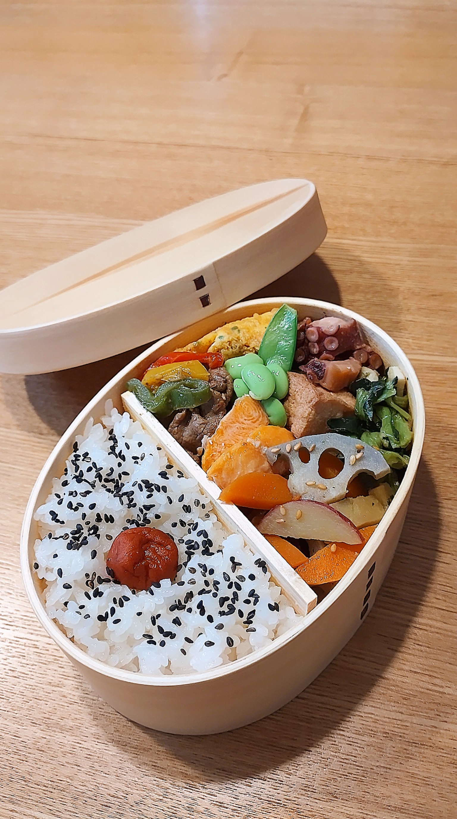 Bento-Box gefüllt mit Reis und verschiedenen Gemüsegerichten