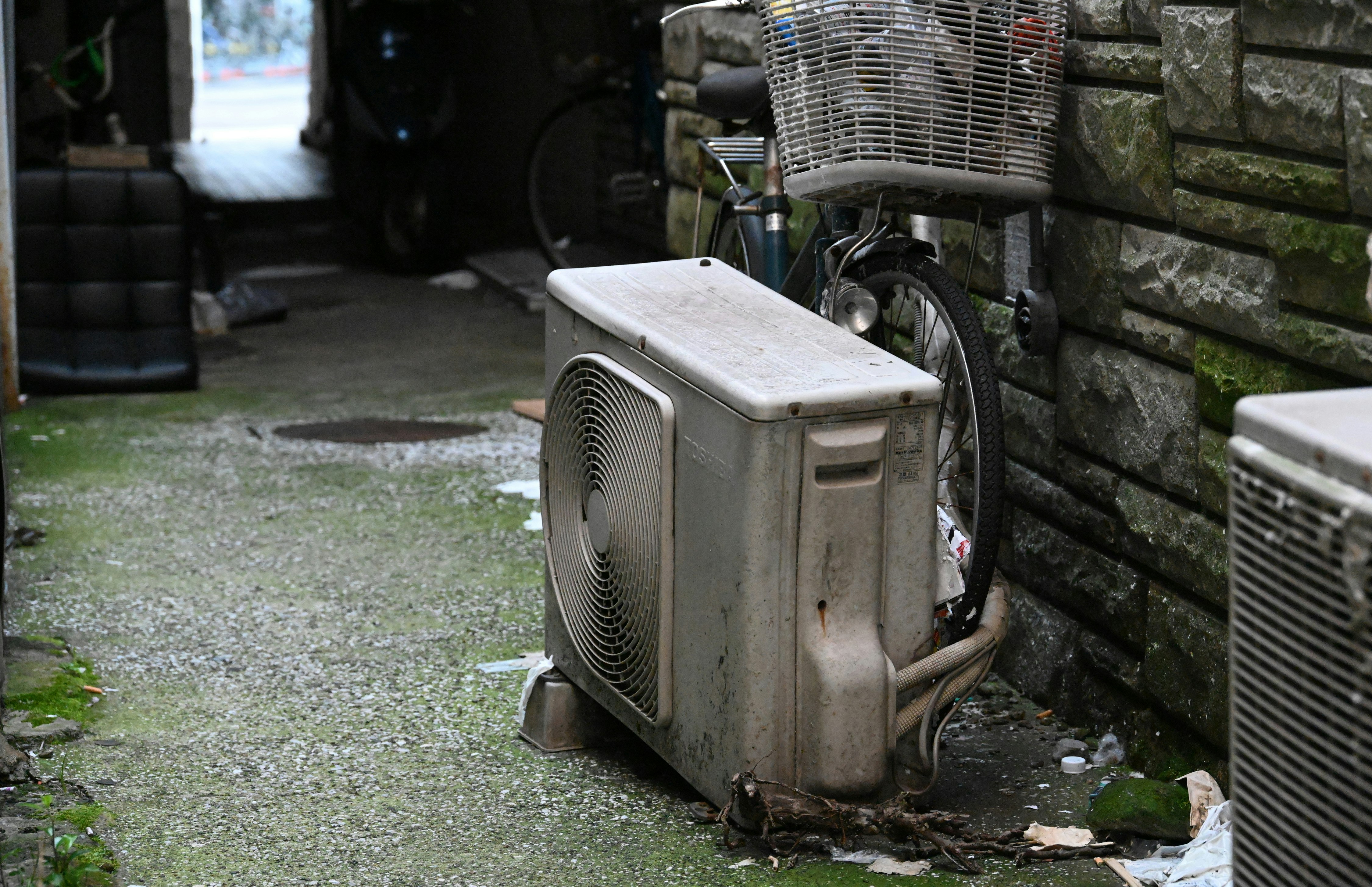 石牆旁的戶外冷氣外機