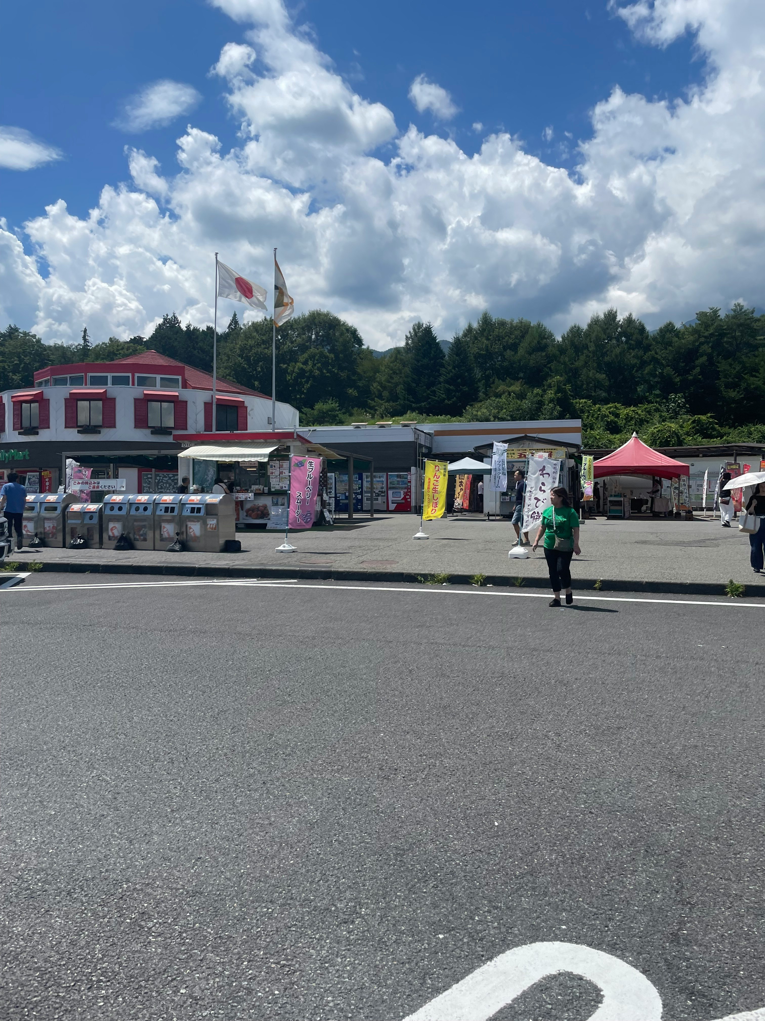 駒ヶ岳SAの快晴のサービスエリア駐車場と売店前の風景