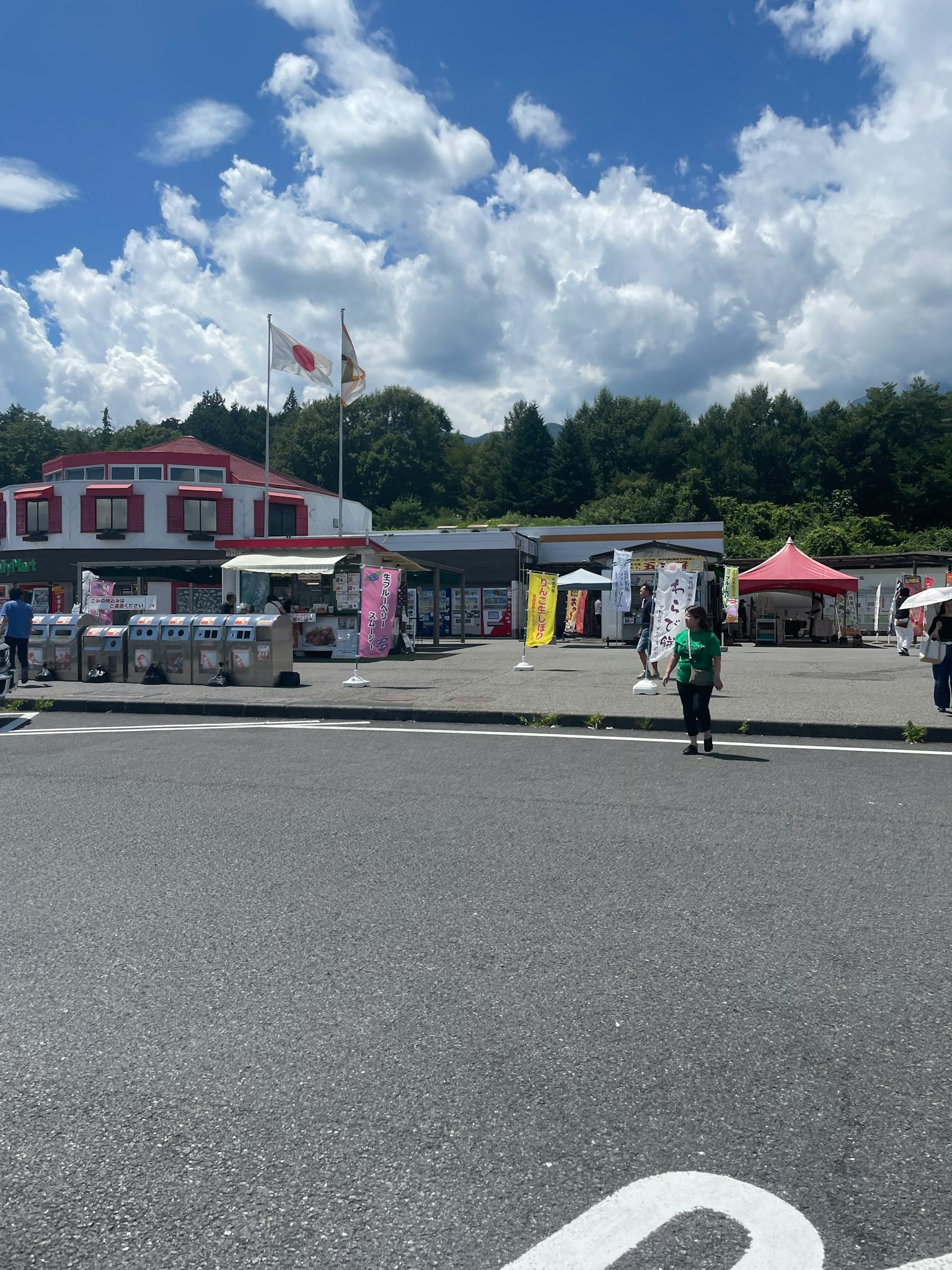 Scena di mercato all'aperto sotto un cielo blu
