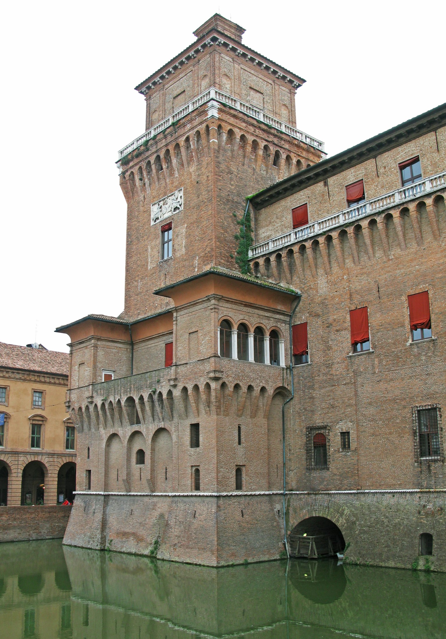 Bella facciata del Castello Estense che si riflette nell'acqua