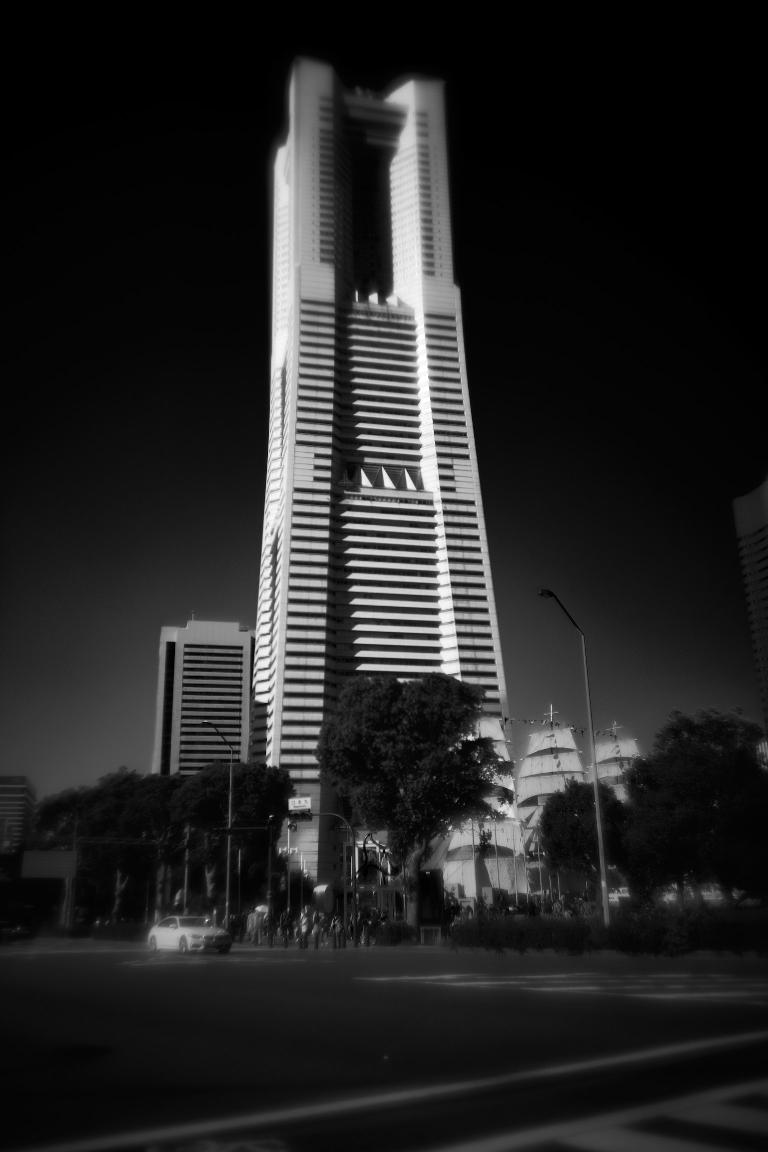 橫濱地標大廈的黑白圖片展示摩天大樓
