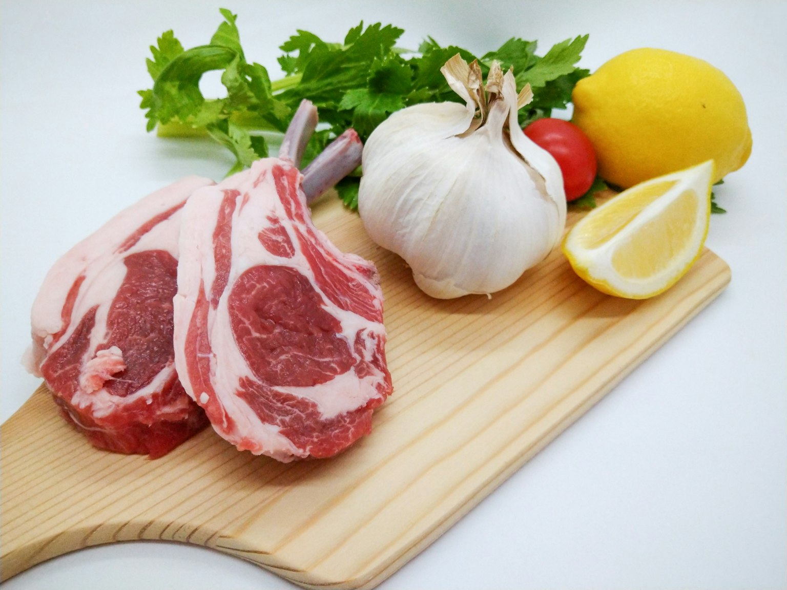 兩塊肉與新鮮蔬菜放在木砧板上