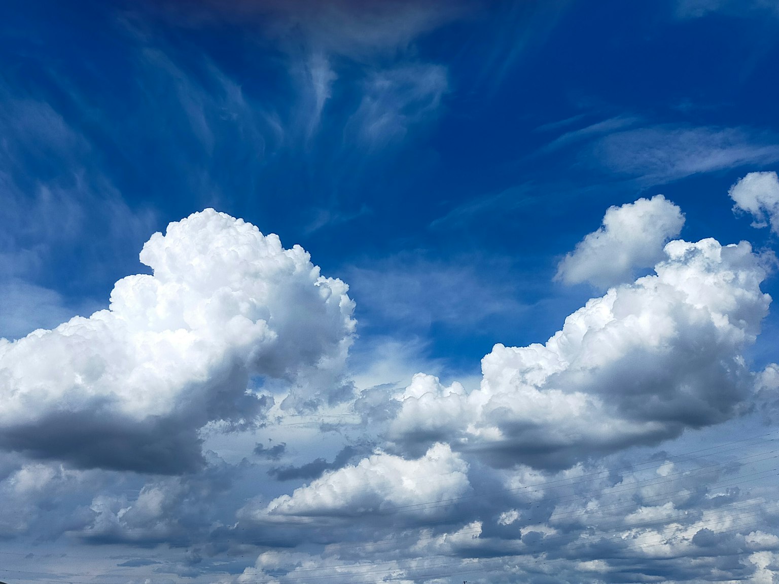 Schöne Landschaft mit weißen Wolken im blauen Himmel