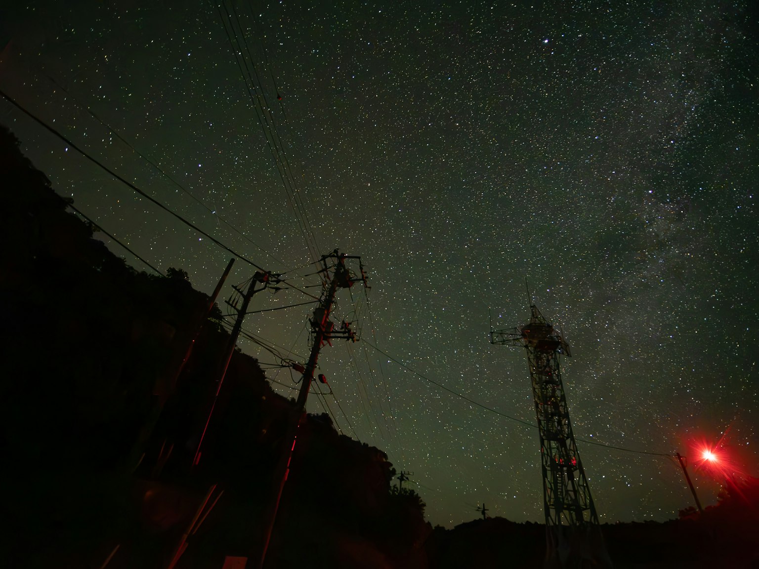 星空與通信塔紅光閃爍